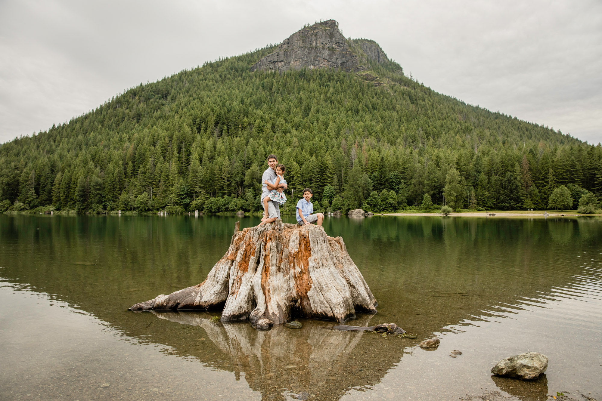 Rattlesnake Lake family of five session by Snoqualmie family photographer James Thomas Long Photography