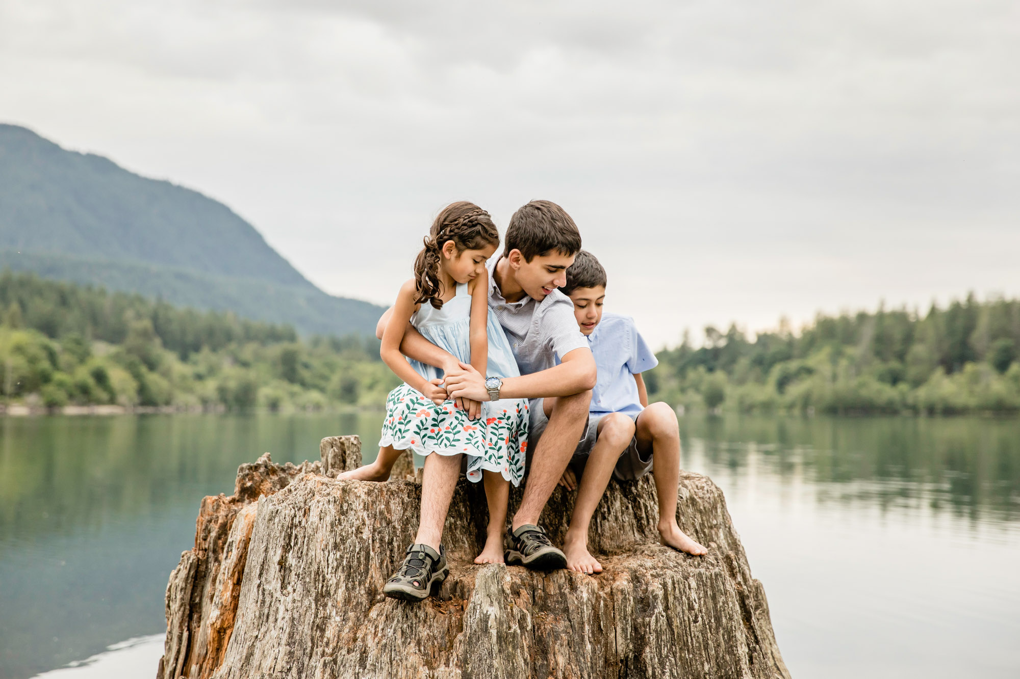 Rattlesnake Lake family of five session by Snoqualmie family photographer James Thomas Long Photography