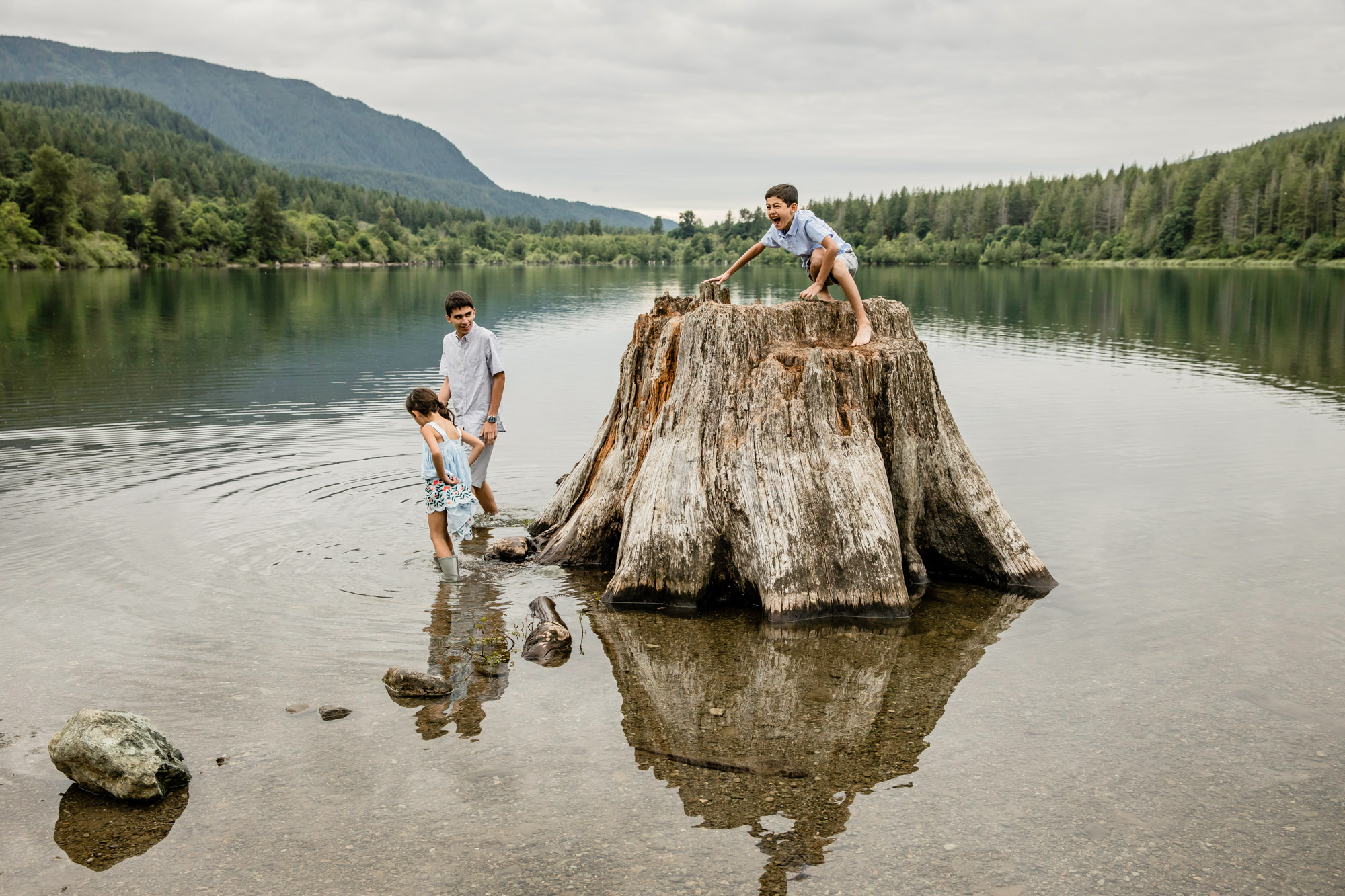 Rattlesnake Lake family of five session by Snoqualmie family photographer James Thomas Long Photography