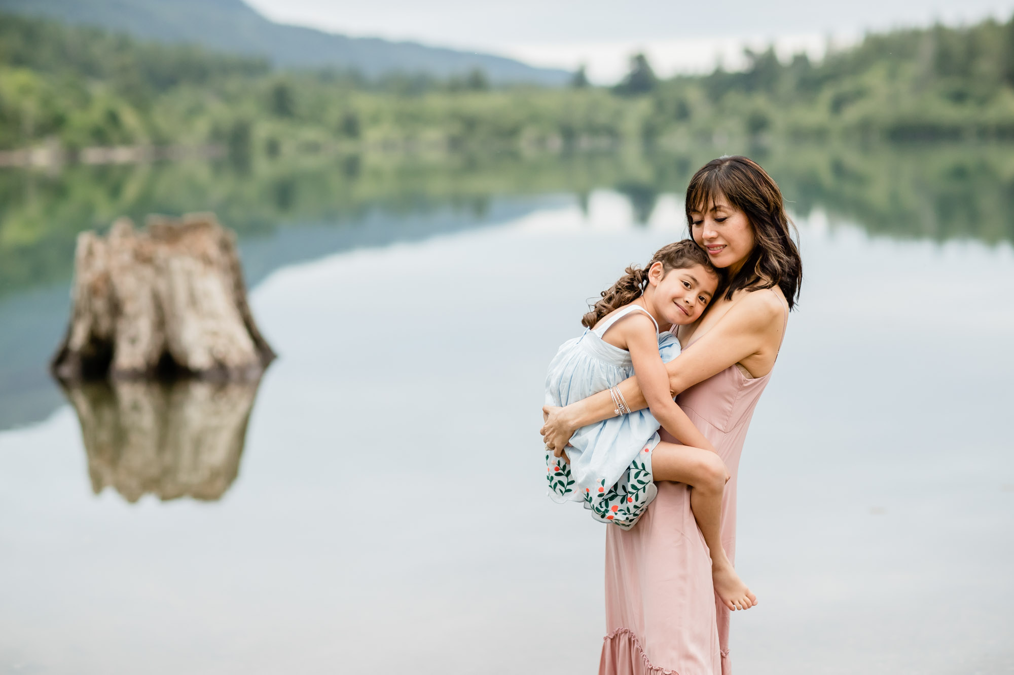 Rattlesnake Lake family of five session by Snoqualmie family photographer James Thomas Long Photography