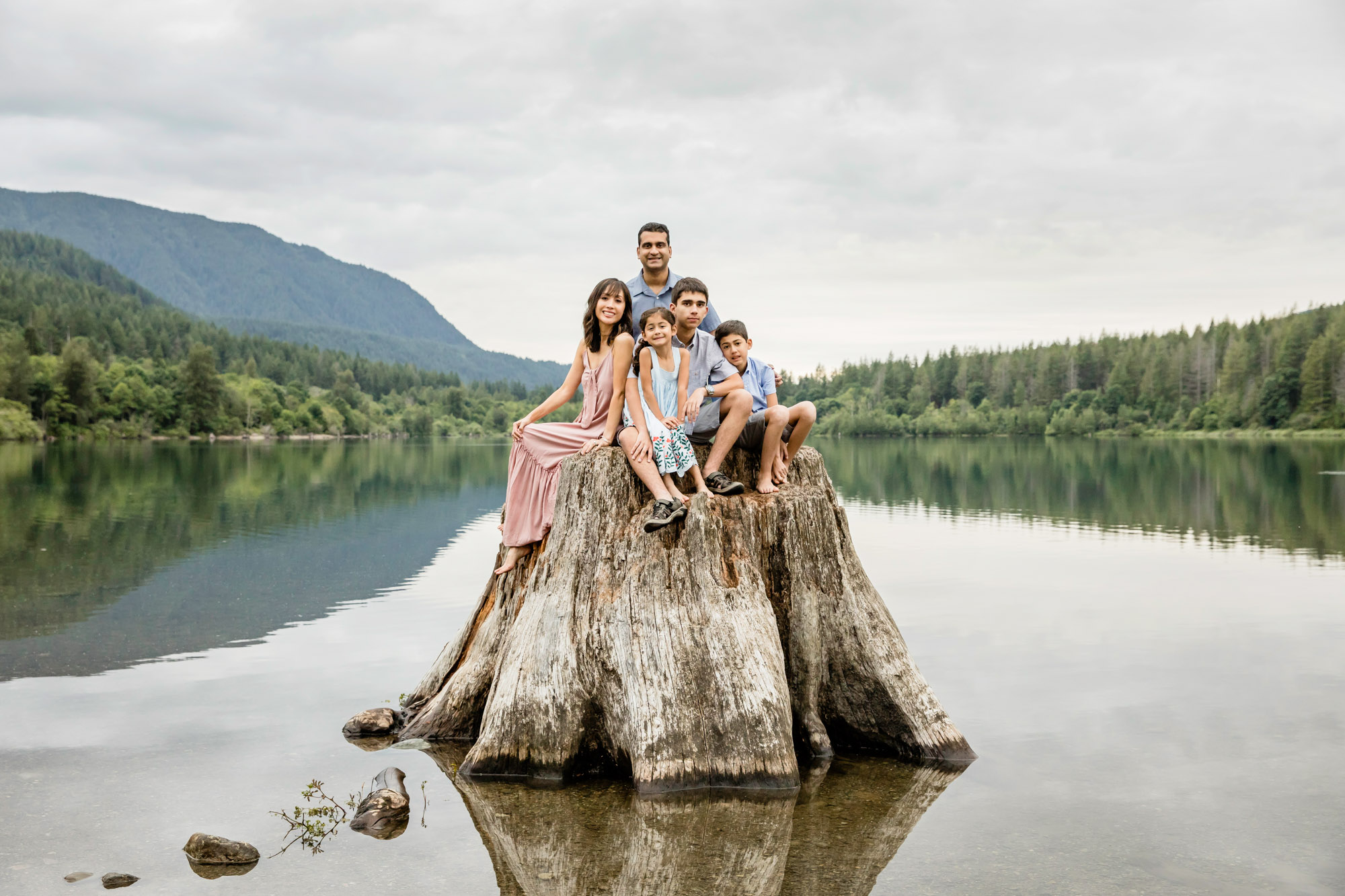 Rattlesnake Lake family of five session by Snoqualmie family photographer James Thomas Long Photography