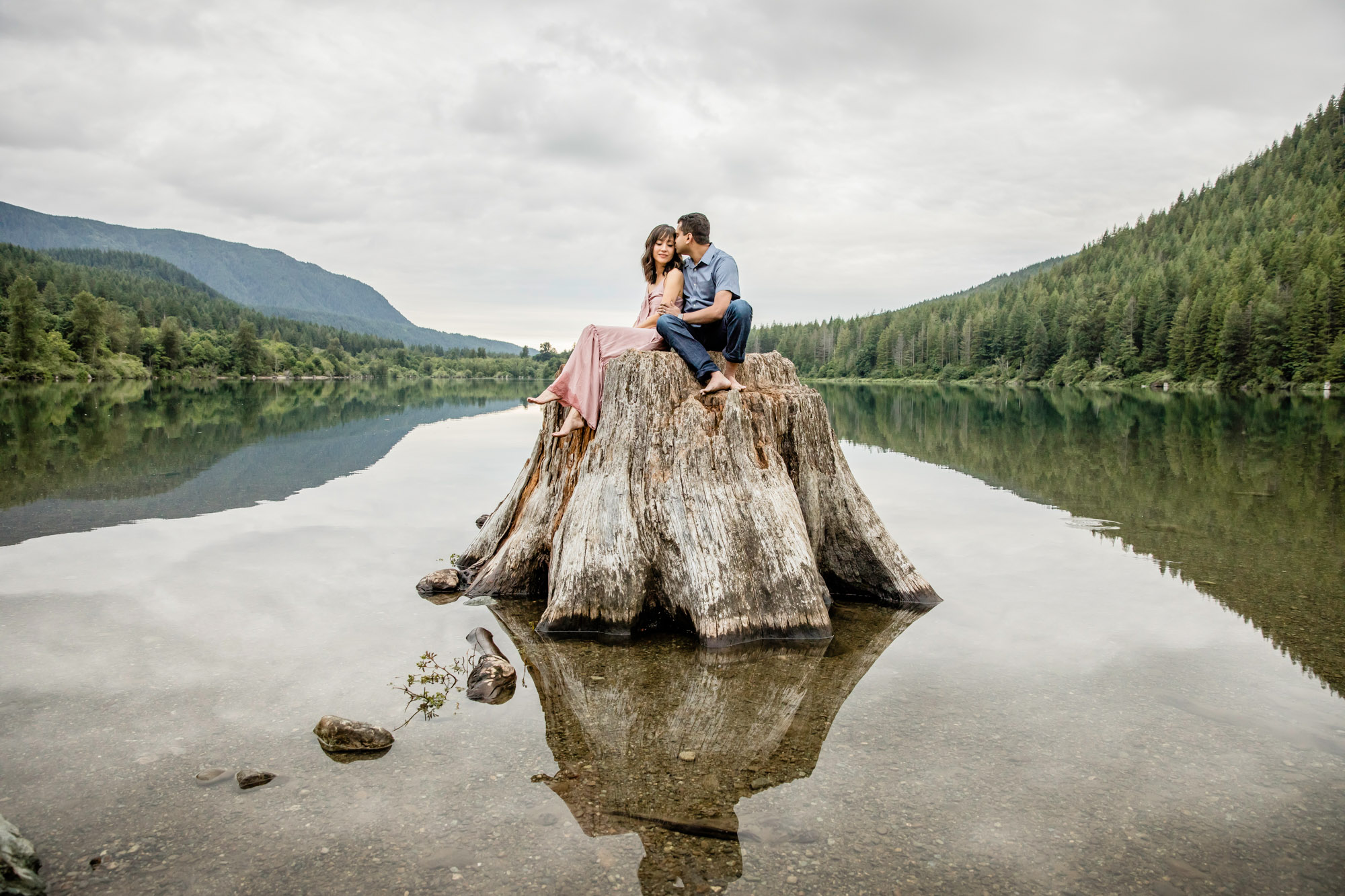 Rattlesnake Lake family of five session by Snoqualmie family photographer James Thomas Long Photography