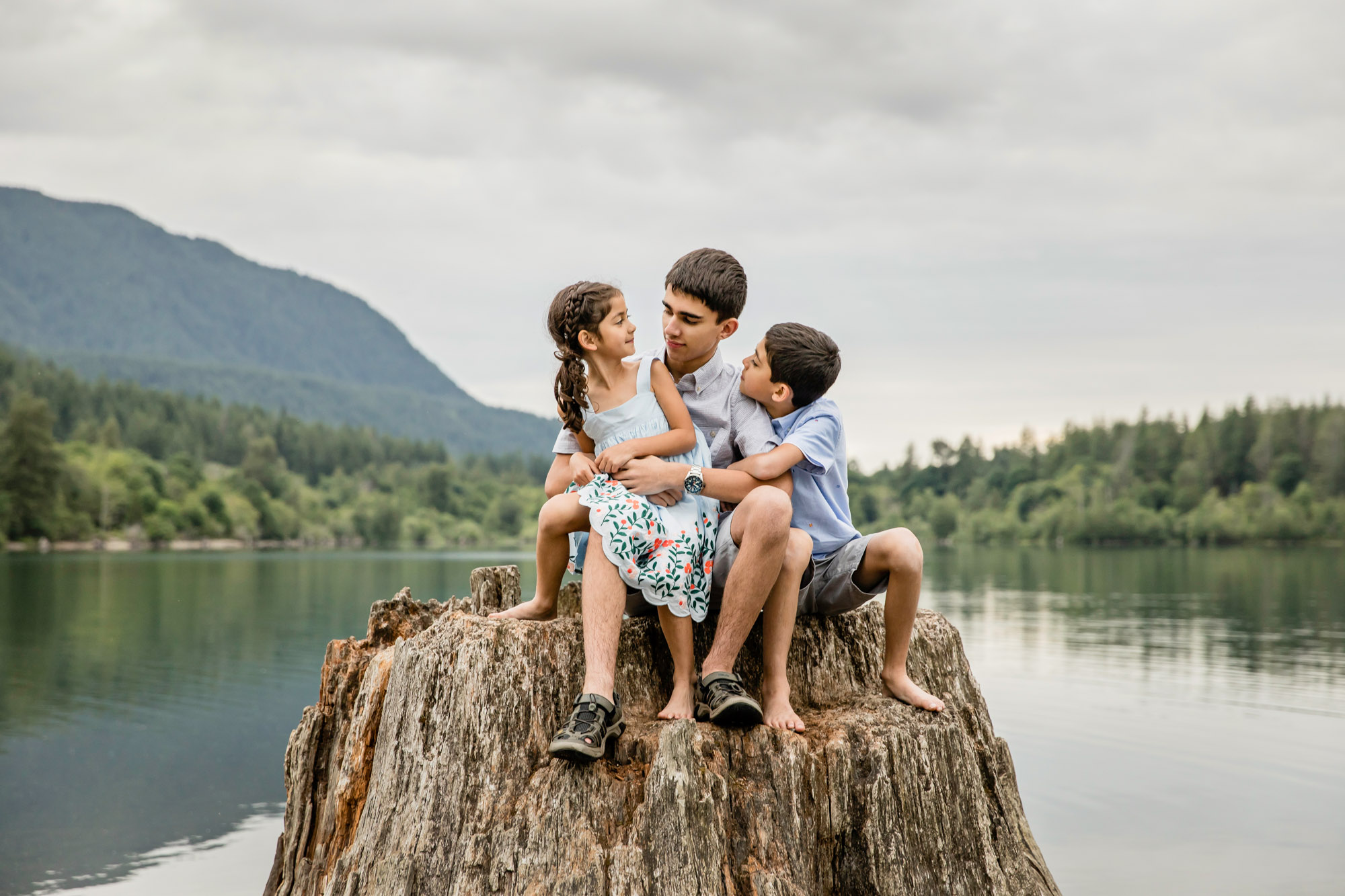 Rattlesnake Lake family of five session by Snoqualmie family photographer James Thomas Long Photography