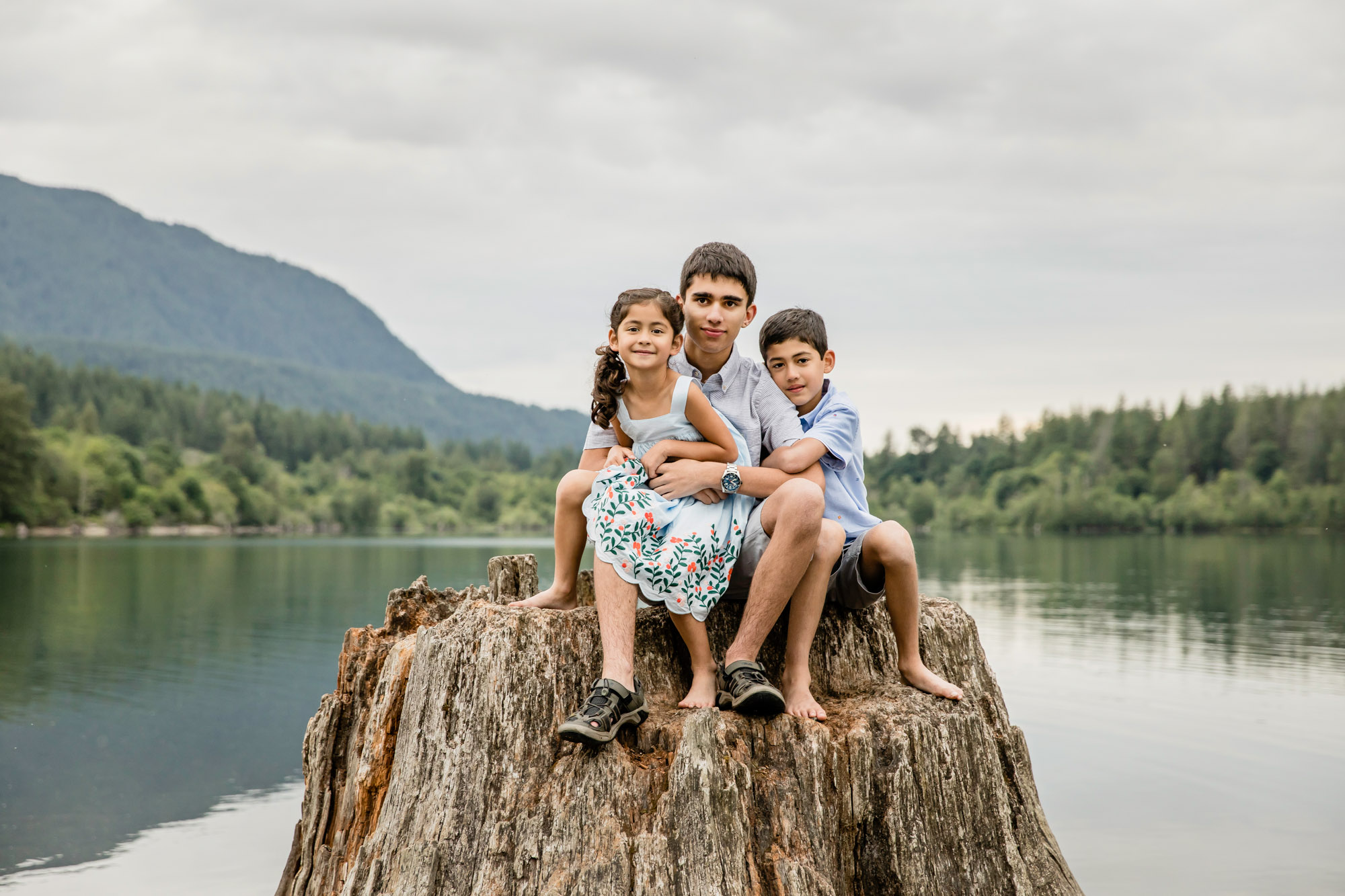 Rattlesnake Lake family of five session by Snoqualmie family photographer James Thomas Long Photography