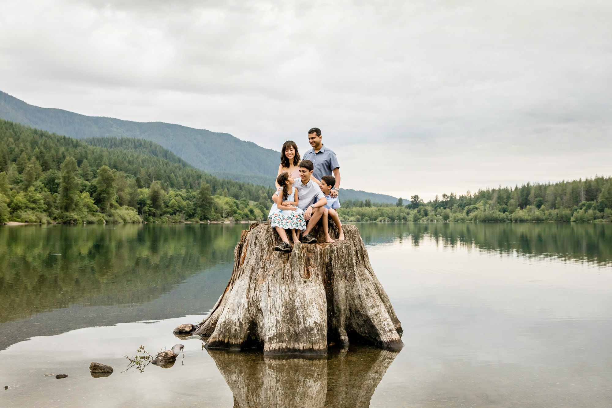 Rattlesnake Lake family of five session by Snoqualmie family photographer James Thomas Long Photography