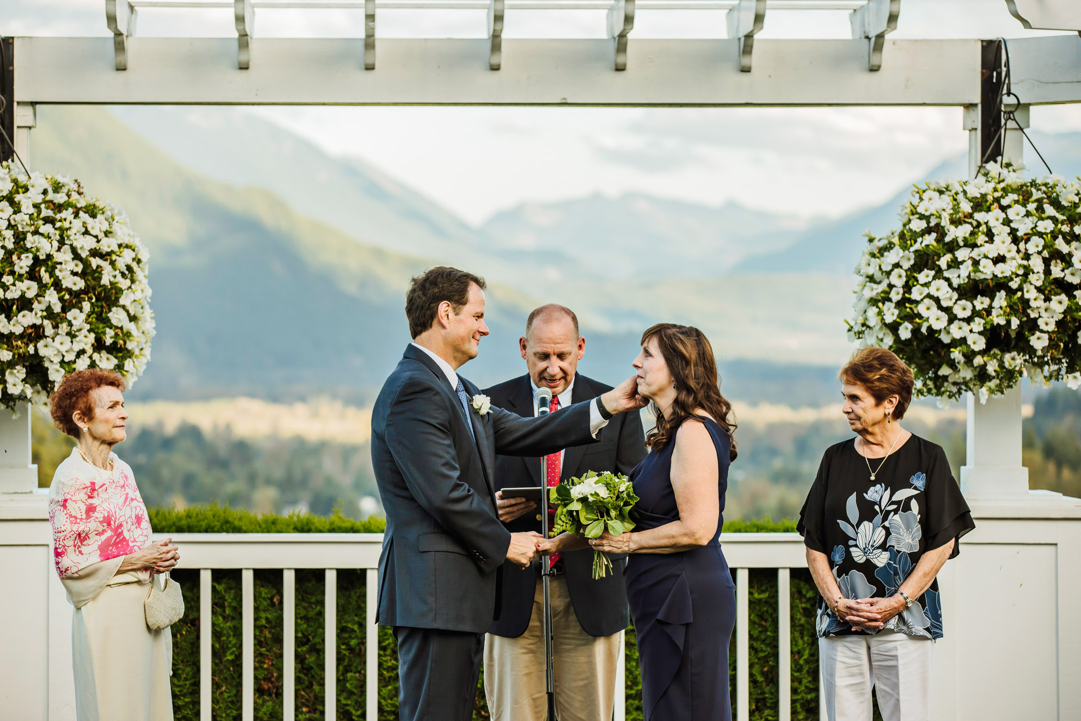 The Club at Snoqualmie Ridge wedding by James Thomas Long Photography