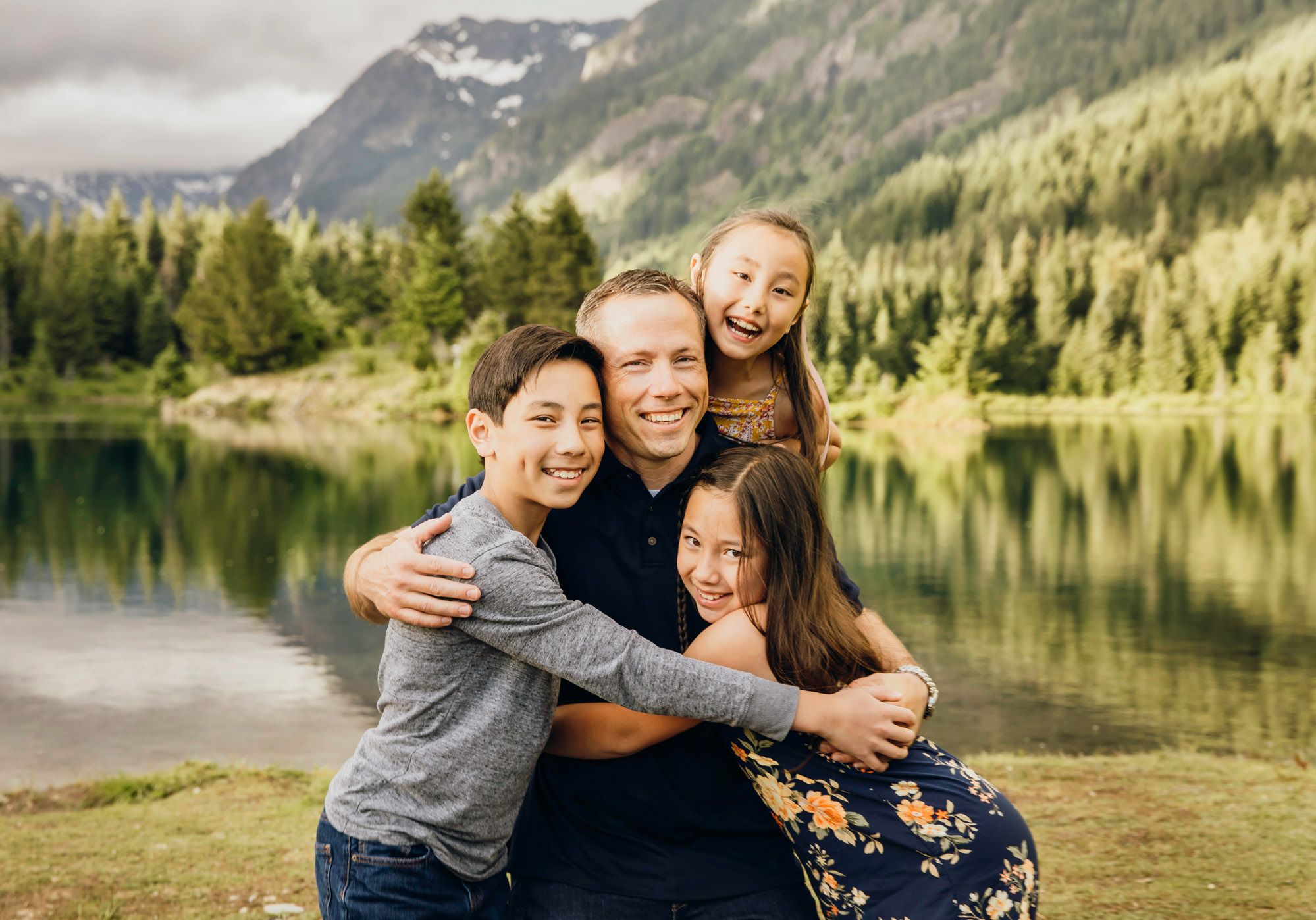 Snoqualmie Pass family of five session by Seattle family photographer James Thomas Long Photography