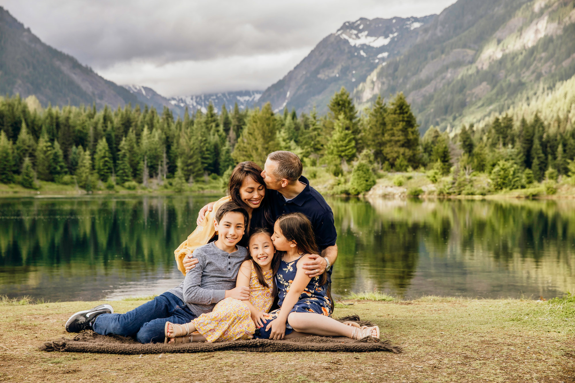 Snoqualmie Pass family of five session by Seattle family photographer James Thomas Long Photography