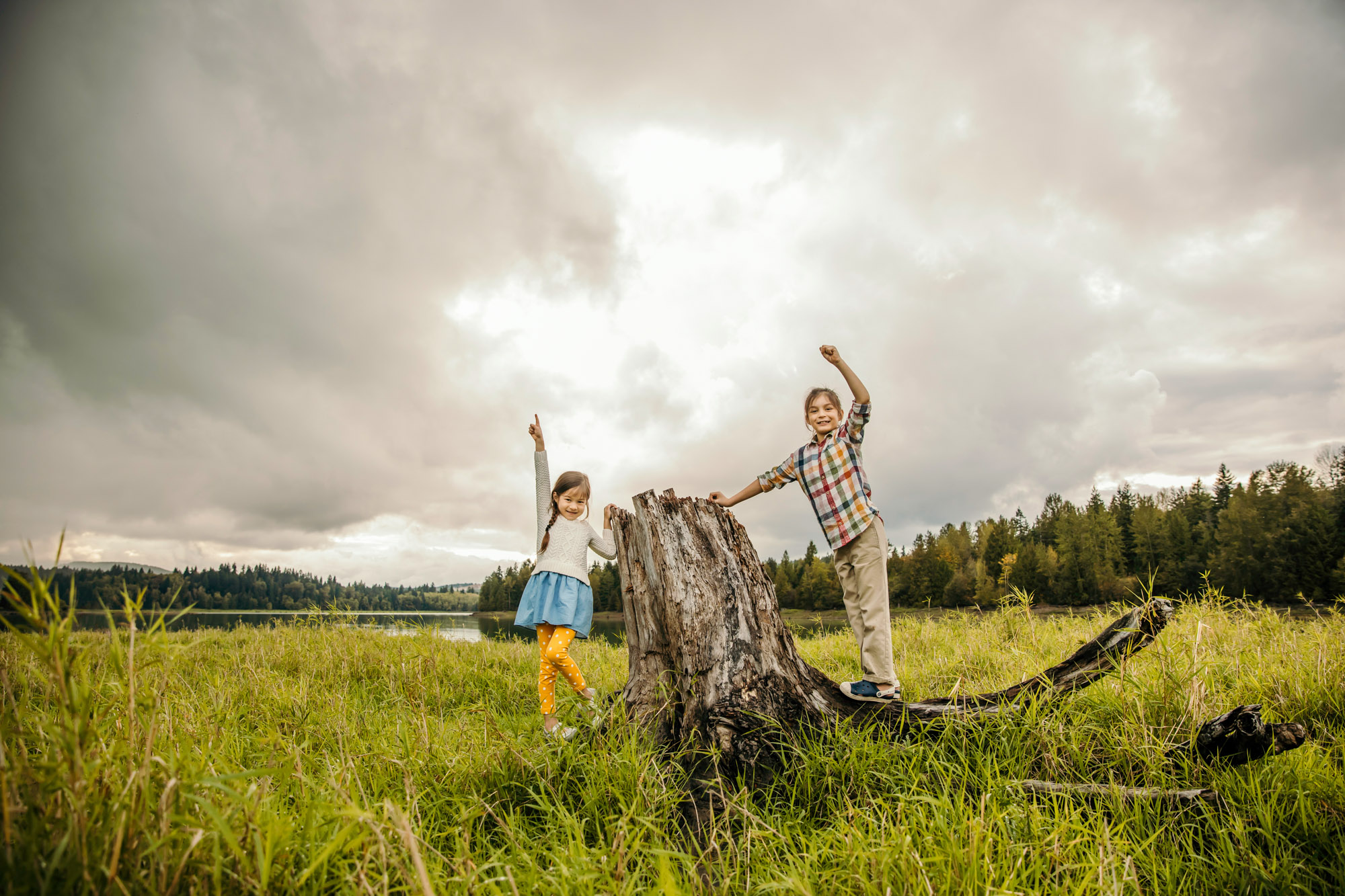 Family of four at Alder lake by Seattle family photographer James Thomas Long Photography