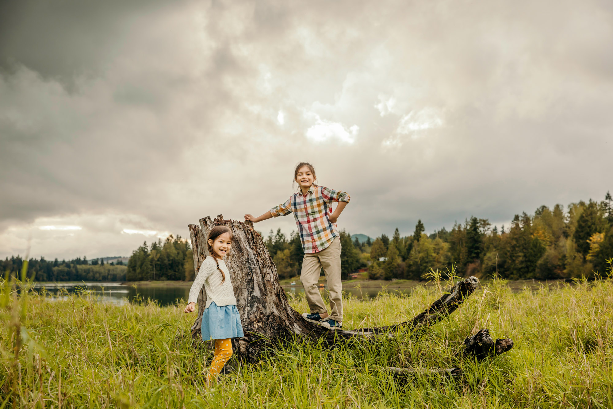 Family of four at Alder lake by Seattle family photographer James Thomas Long Photography