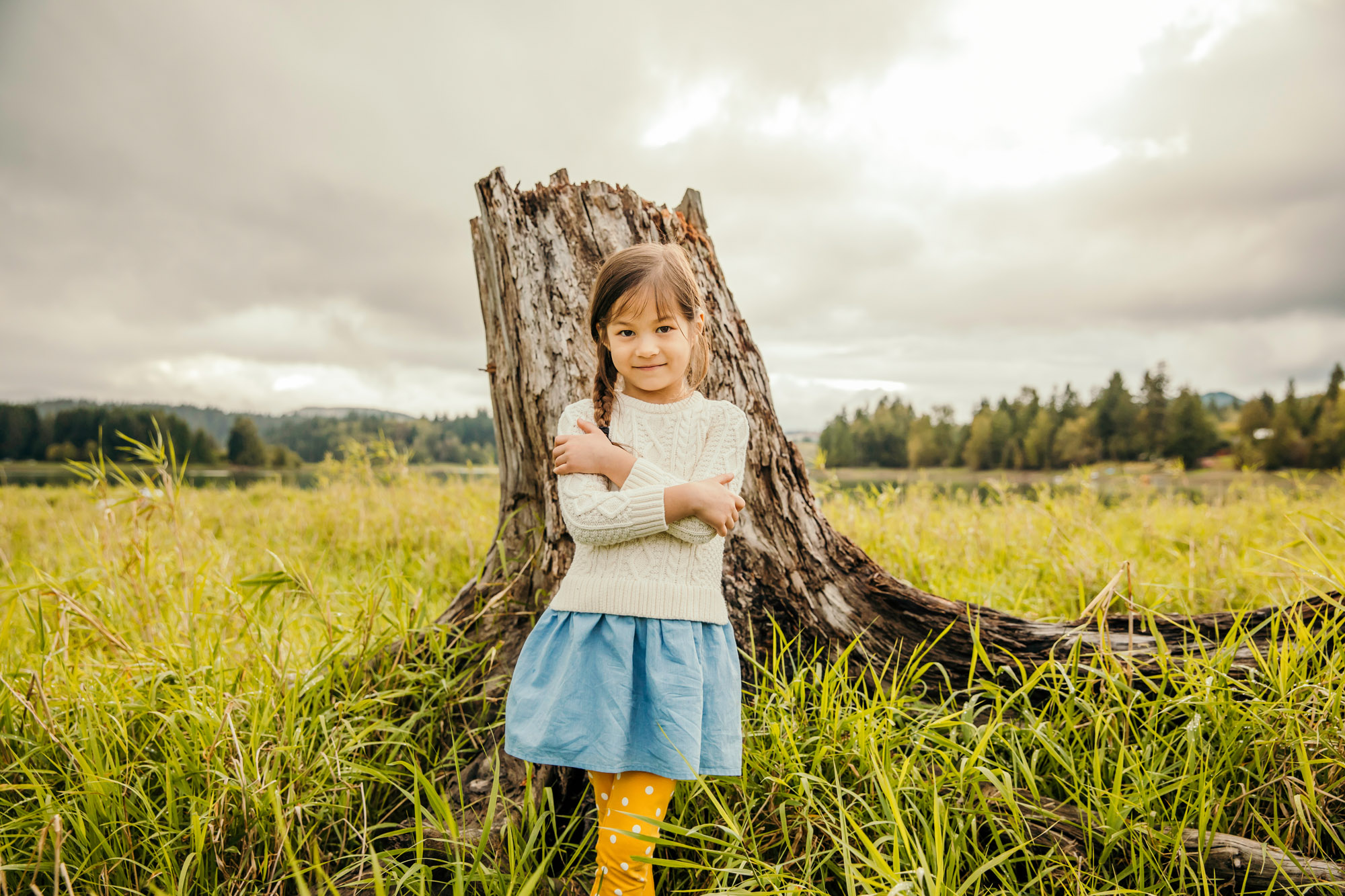 Family of four at Alder lake by Seattle family photographer James Thomas Long Photography