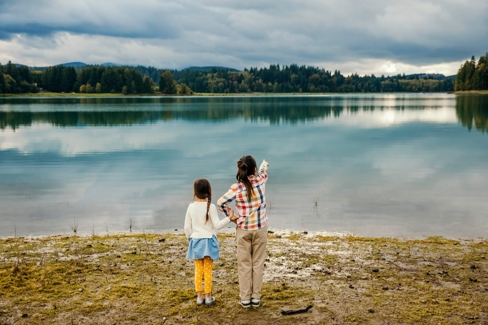 Family of four at Alder lake by Seattle family photographer James Thomas Long Photography