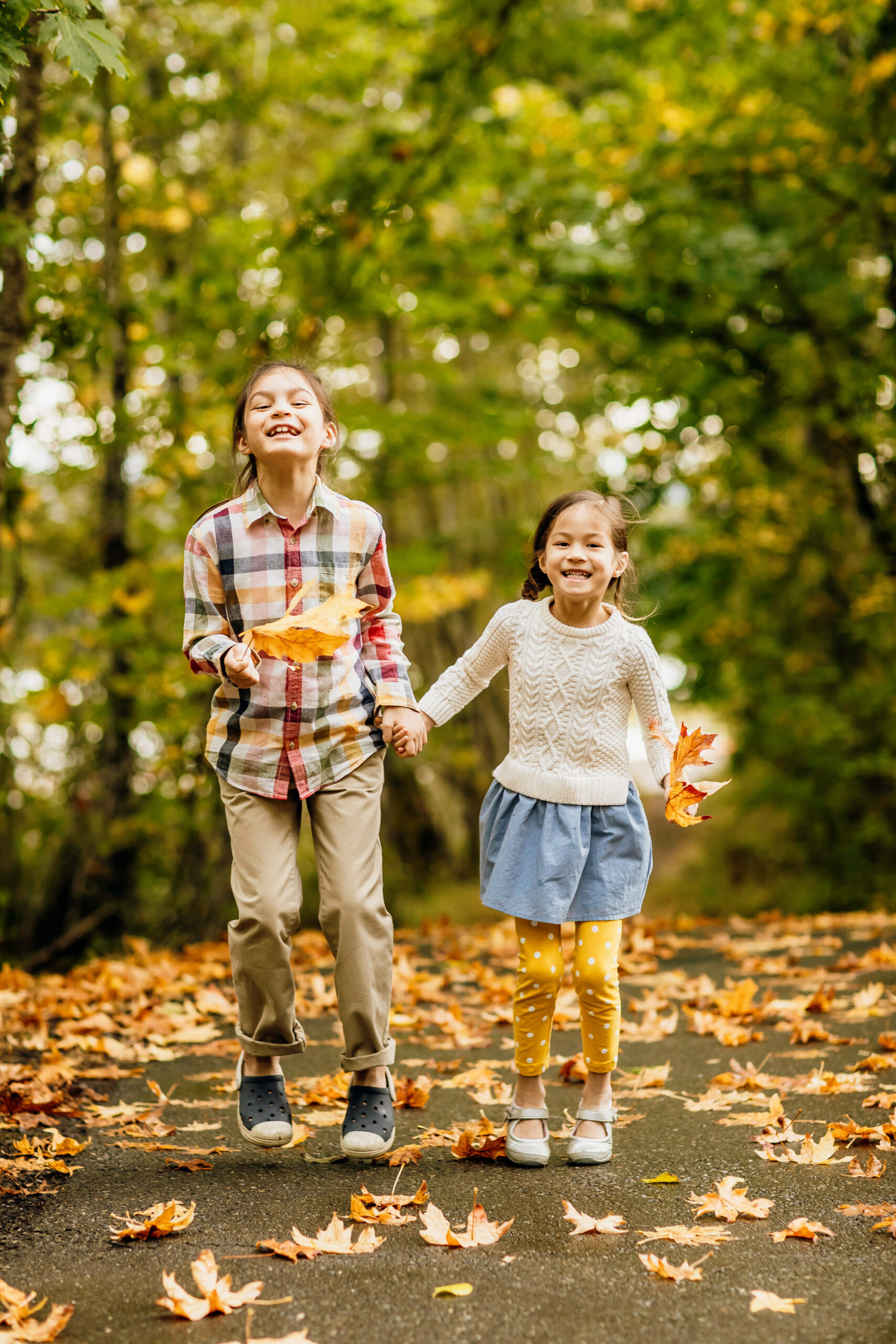 Family of four at Alder lake by Seattle family photographer James Thomas Long Photography