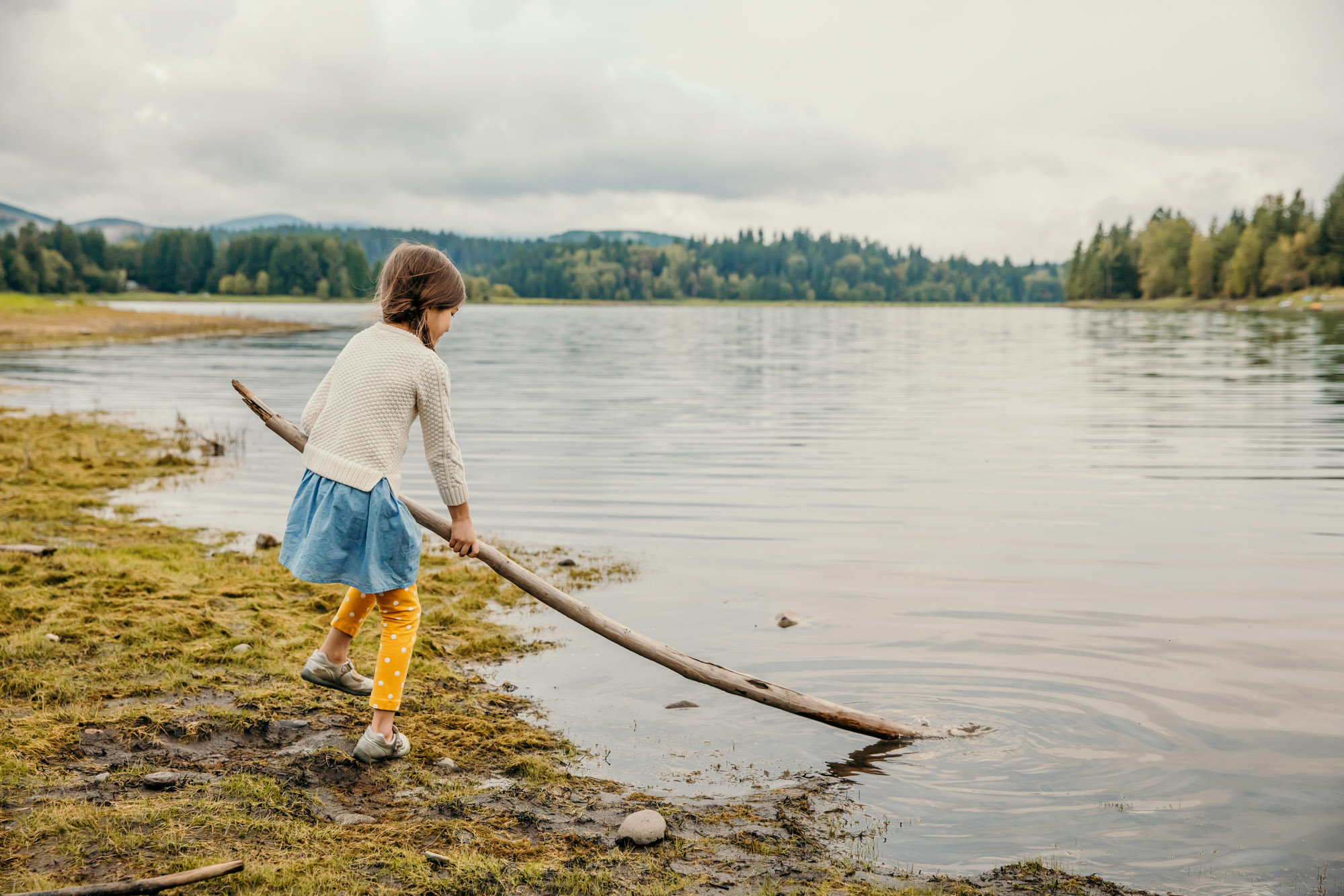 Family of four at Alder lake by Seattle family photographer James Thomas Long Photography