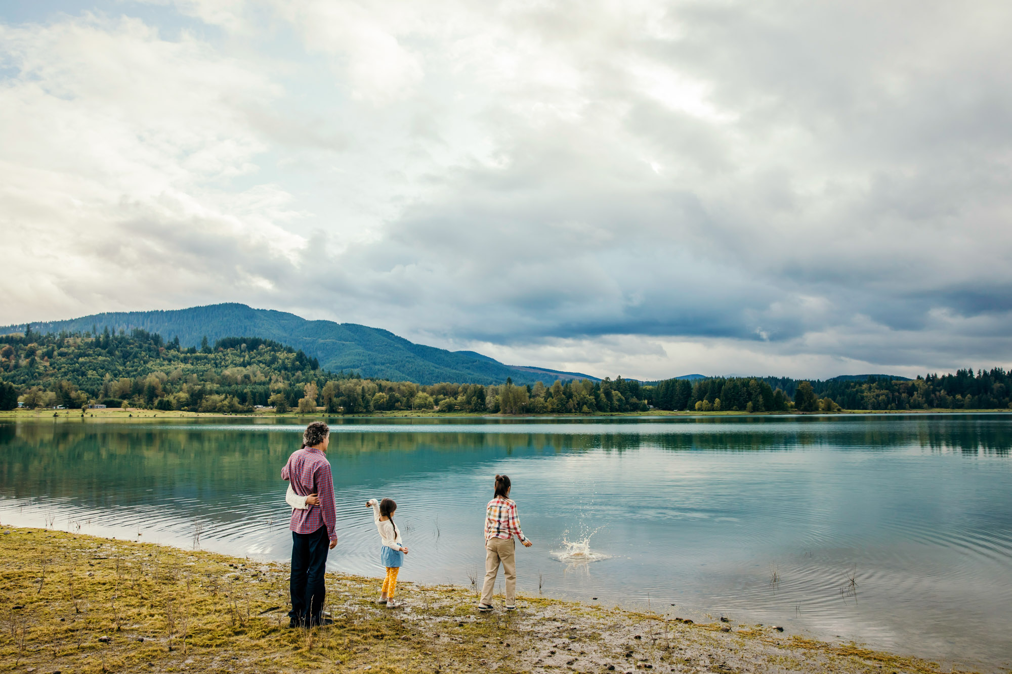 Family of four at Alder lake by Seattle family photographer James Thomas Long Photography