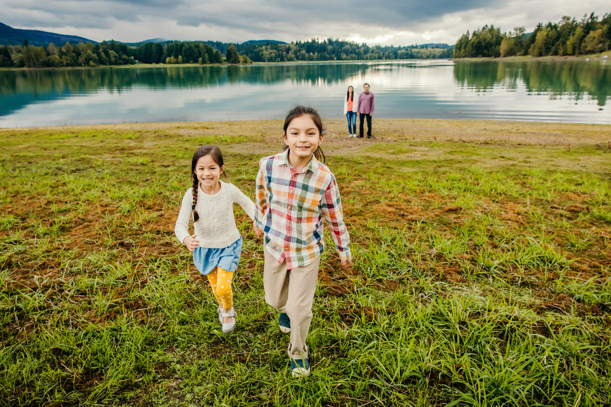 Family of four at Alder lake by Seattle family photographer James Thomas Long Photography