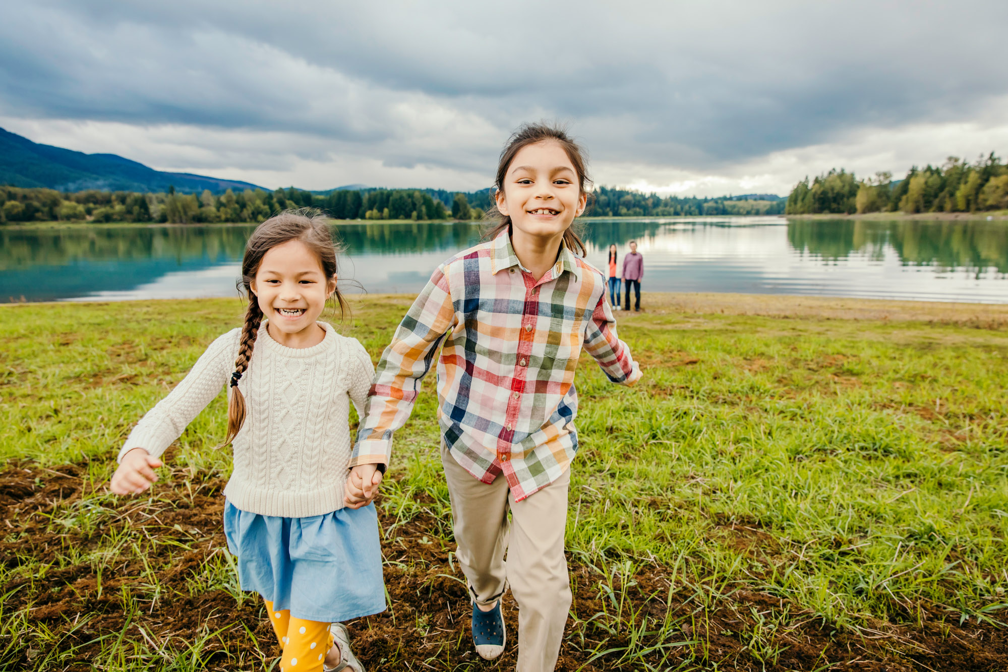 Family of four at Alder lake by Seattle family photographer James Thomas Long Photography