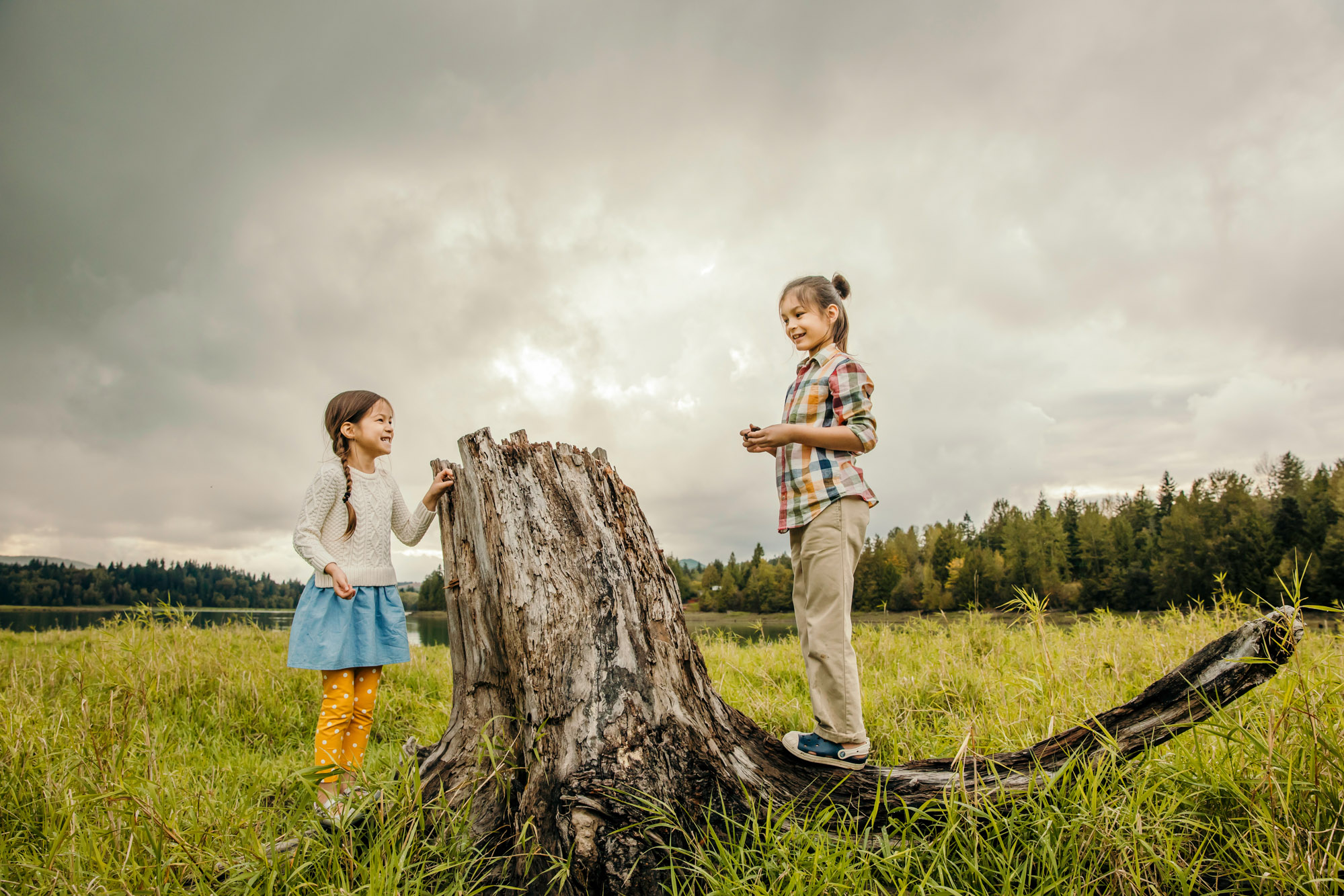 Family of four at Alder lake by Seattle family photographer James Thomas Long Photography