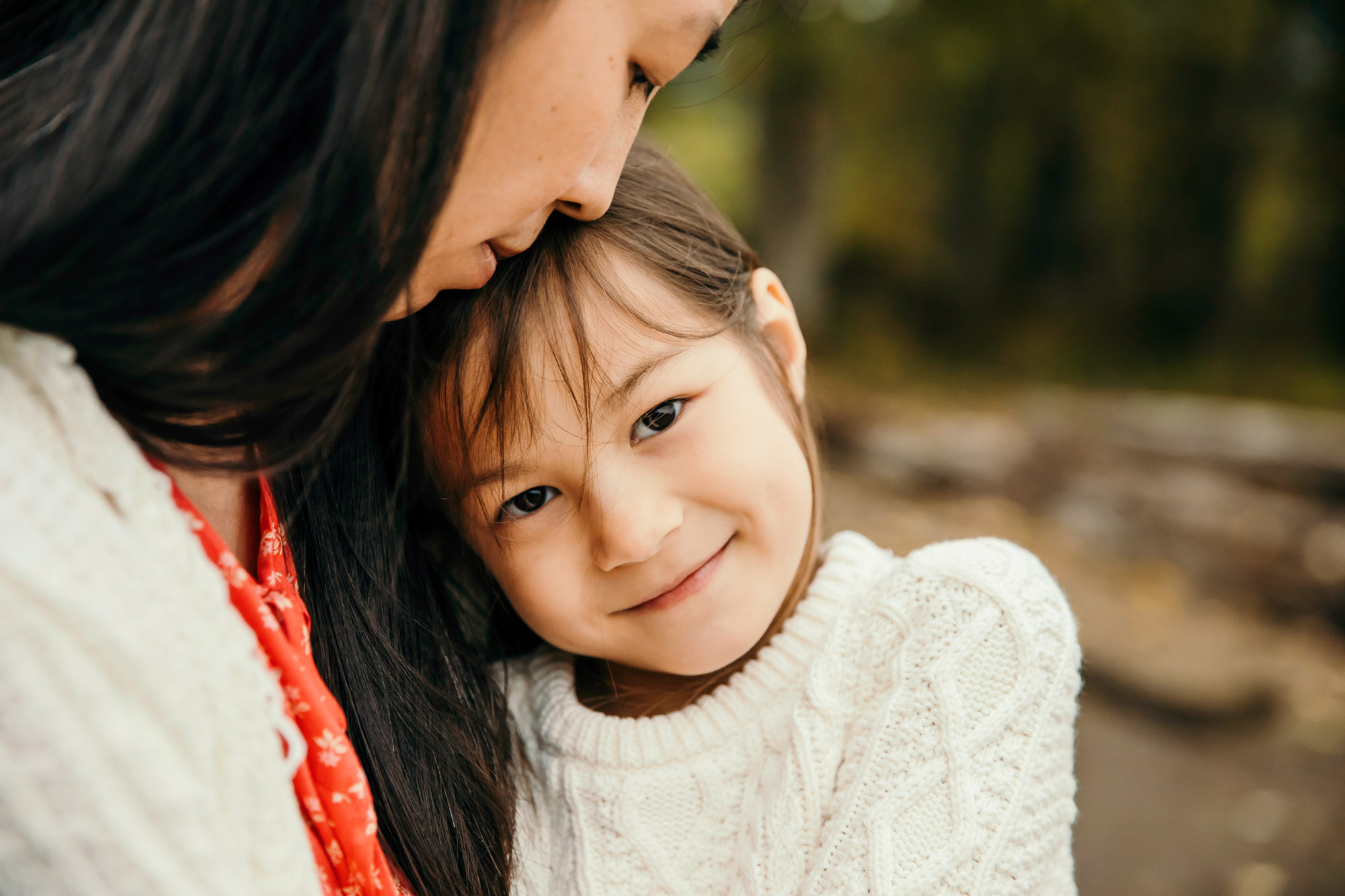 Family of four at Alder lake by Seattle family photographer James Thomas Long Photography