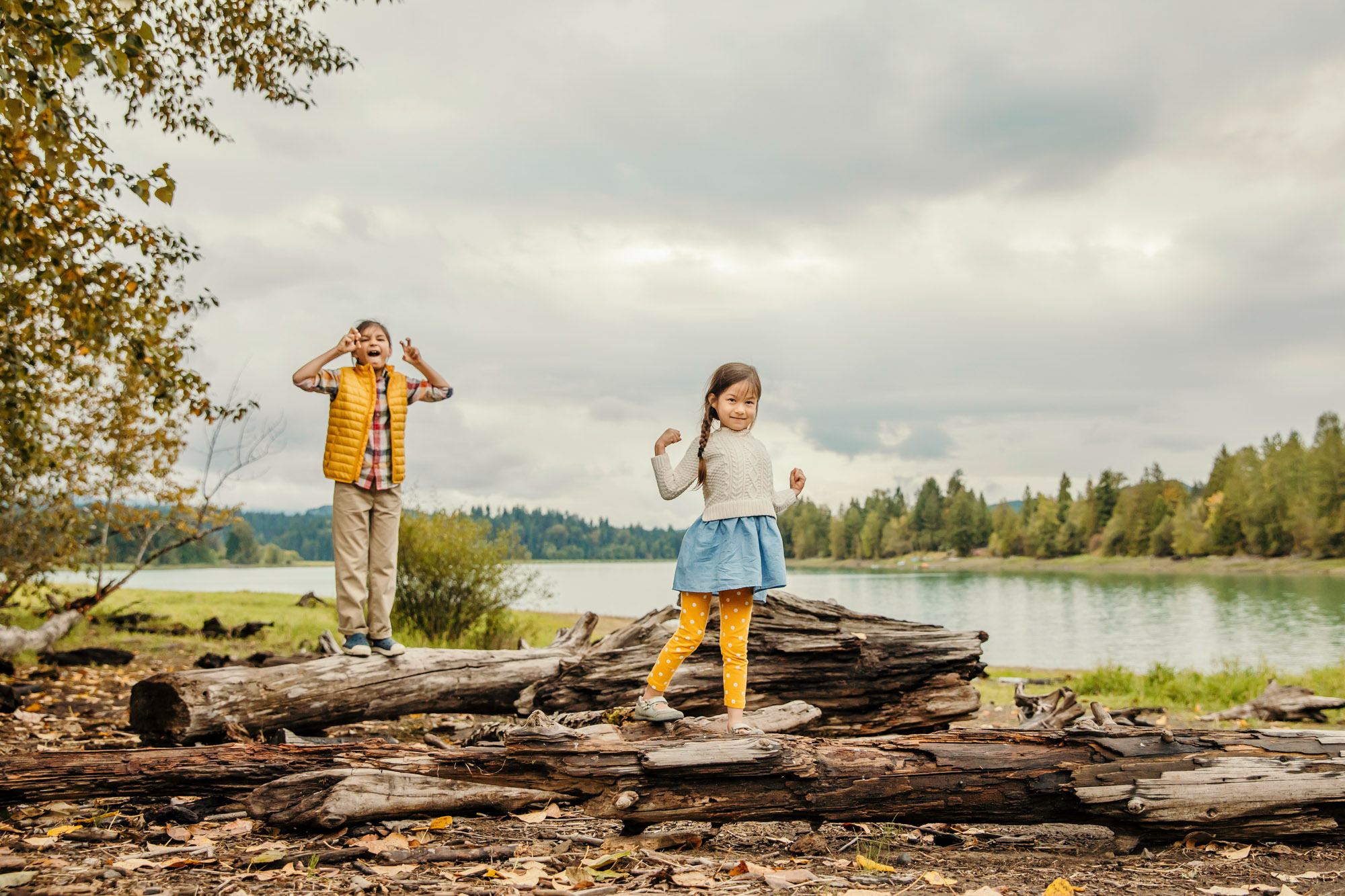 Family of four at Alder lake by Seattle family photographer James Thomas Long Photography