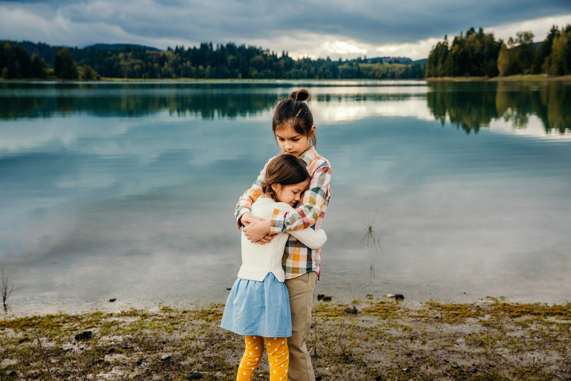 Family of four at Alder lake by Seattle family photographer James Thomas Long Photography