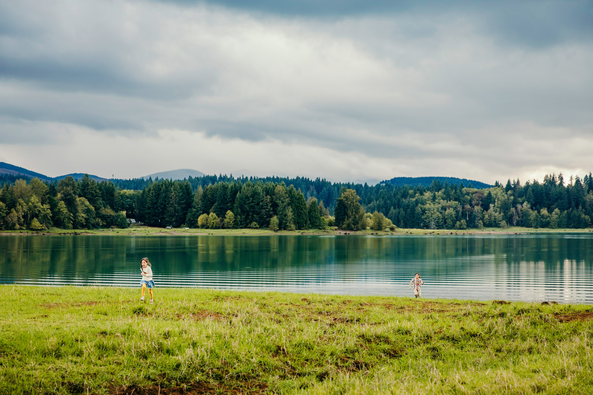 Family of four at Alder lake by Seattle family photographer James Thomas Long Photography