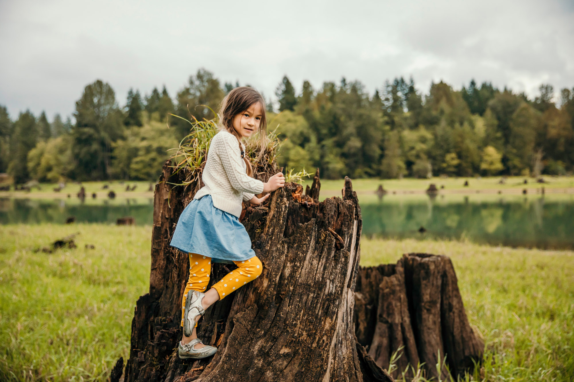 Family of four at Alder lake by Seattle family photographer James Thomas Long Photography