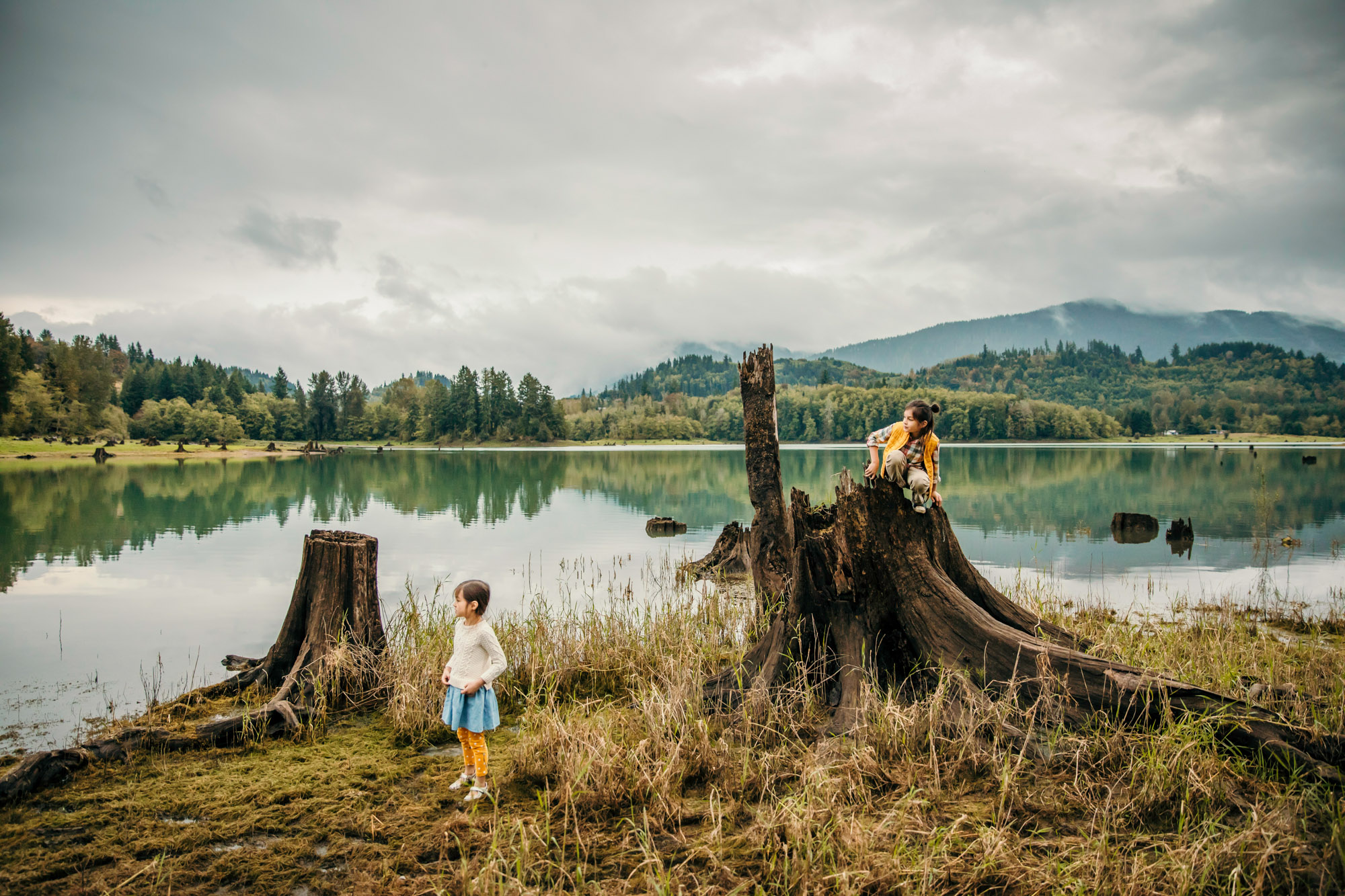 Family of four at Alder lake by Seattle family photographer James Thomas Long Photography