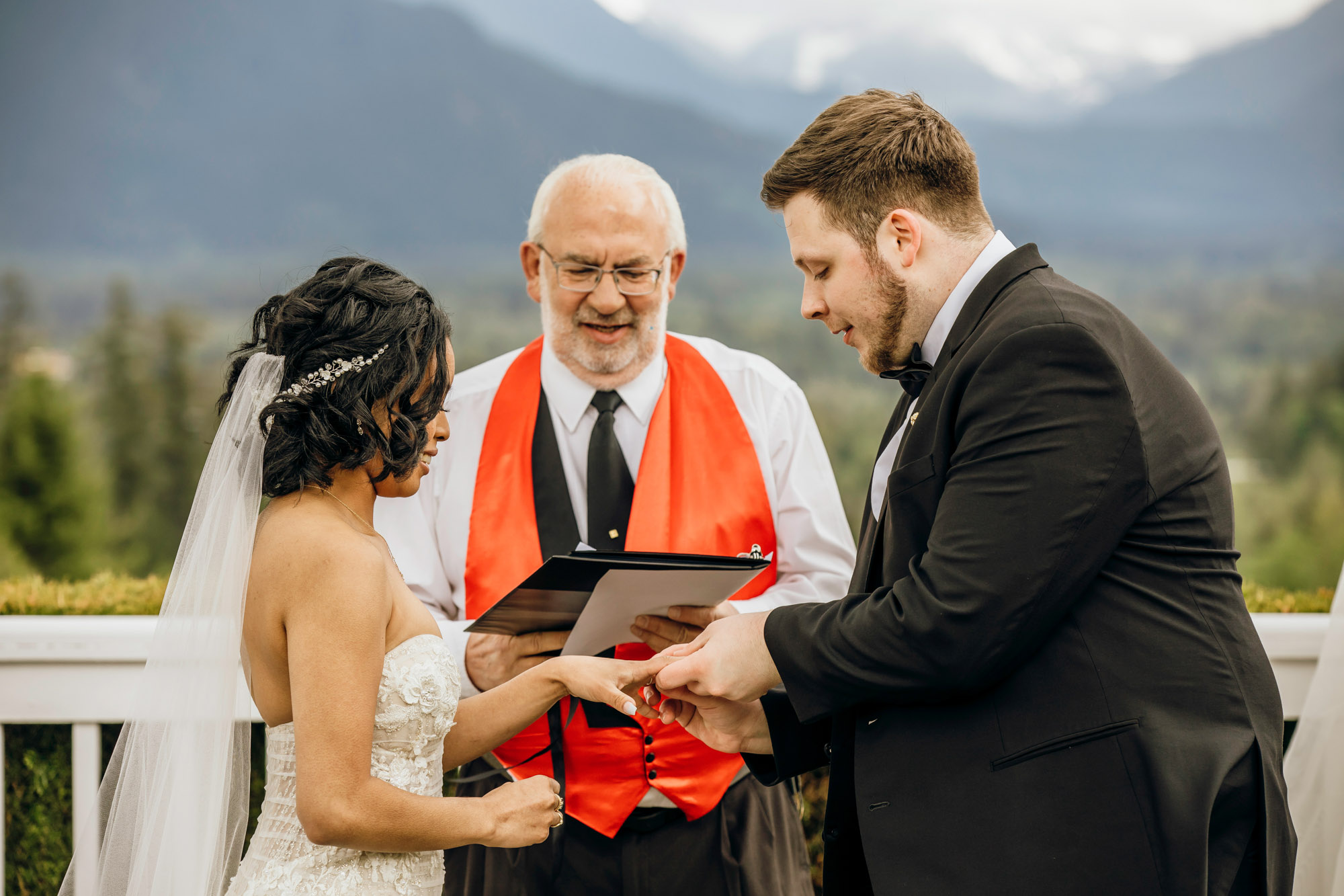 The Club at Snoqualmie Ridge wedding by Snoqualmie Wedding Photographer James Thomas Long Photography