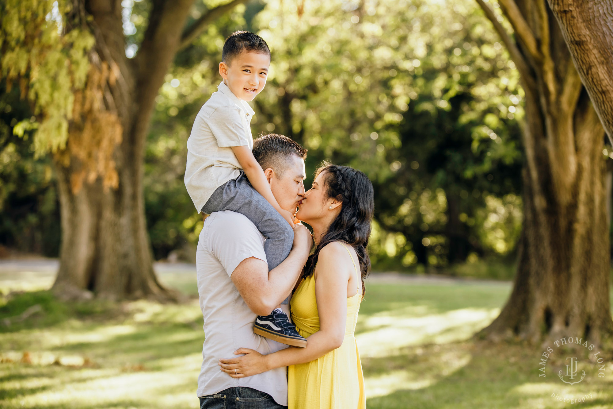 Family photography session by Snoqualmie family photographer James Thomas Long Photography