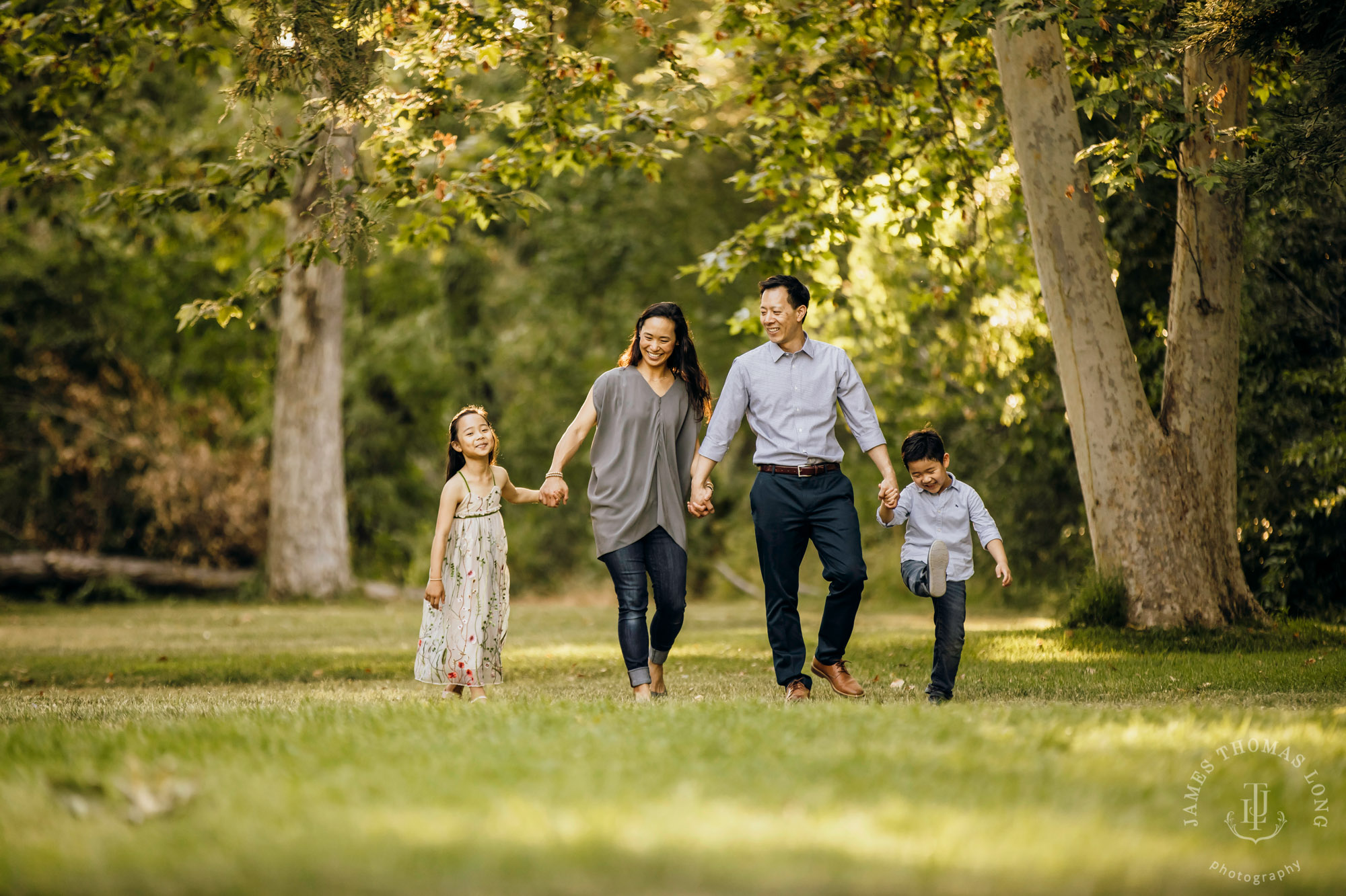 Family photography session by Snoqualmie family photographer James Thomas Long Photography