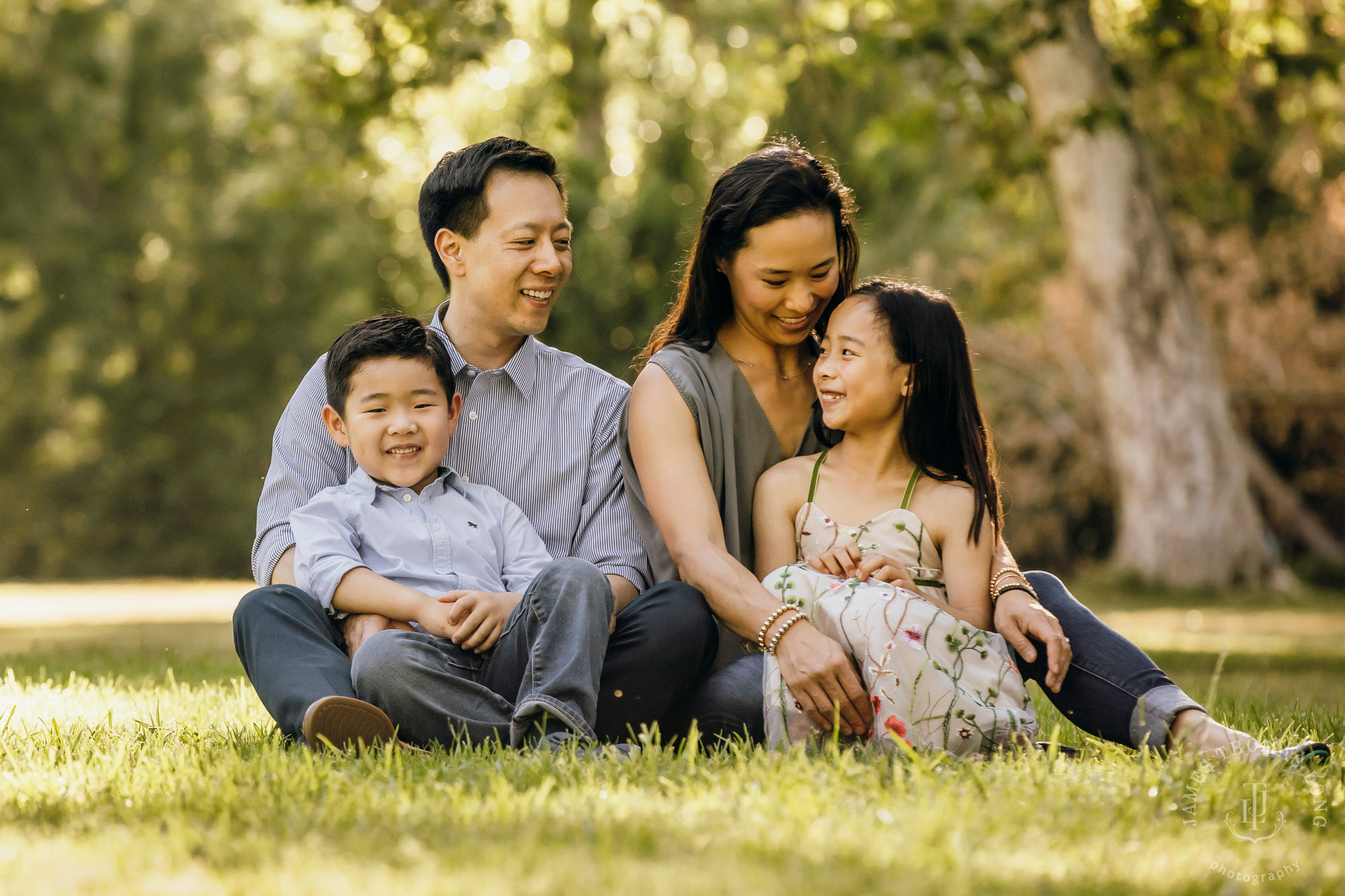 Family photography session by Snoqualmie family photographer James Thomas Long Photography