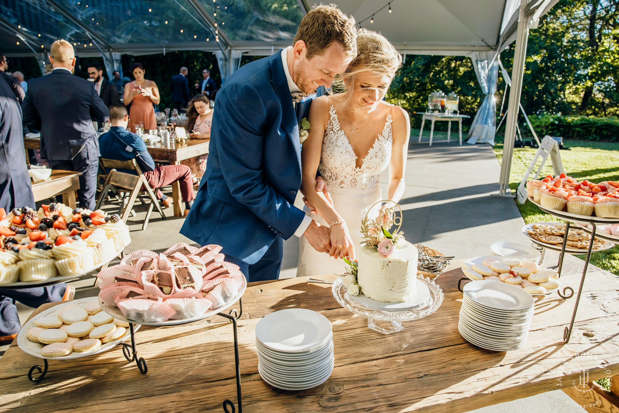 Griffin House, Hood River OR wedding by Snoqualmie wedding photographer James Thomas Long Photography