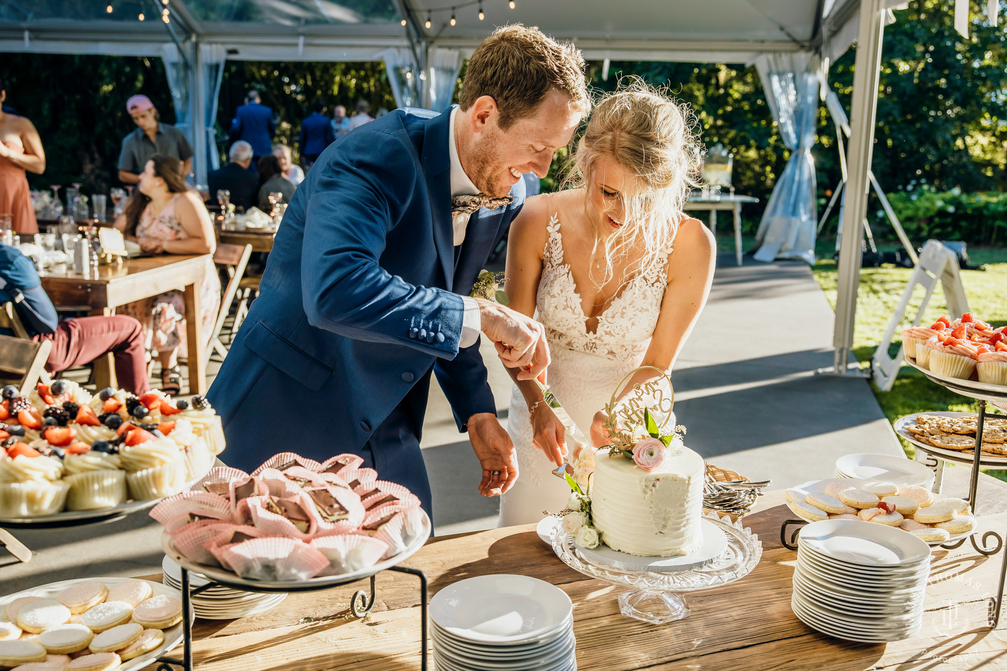 Griffin House, Hood River OR wedding by Snoqualmie wedding photographer James Thomas Long Photography