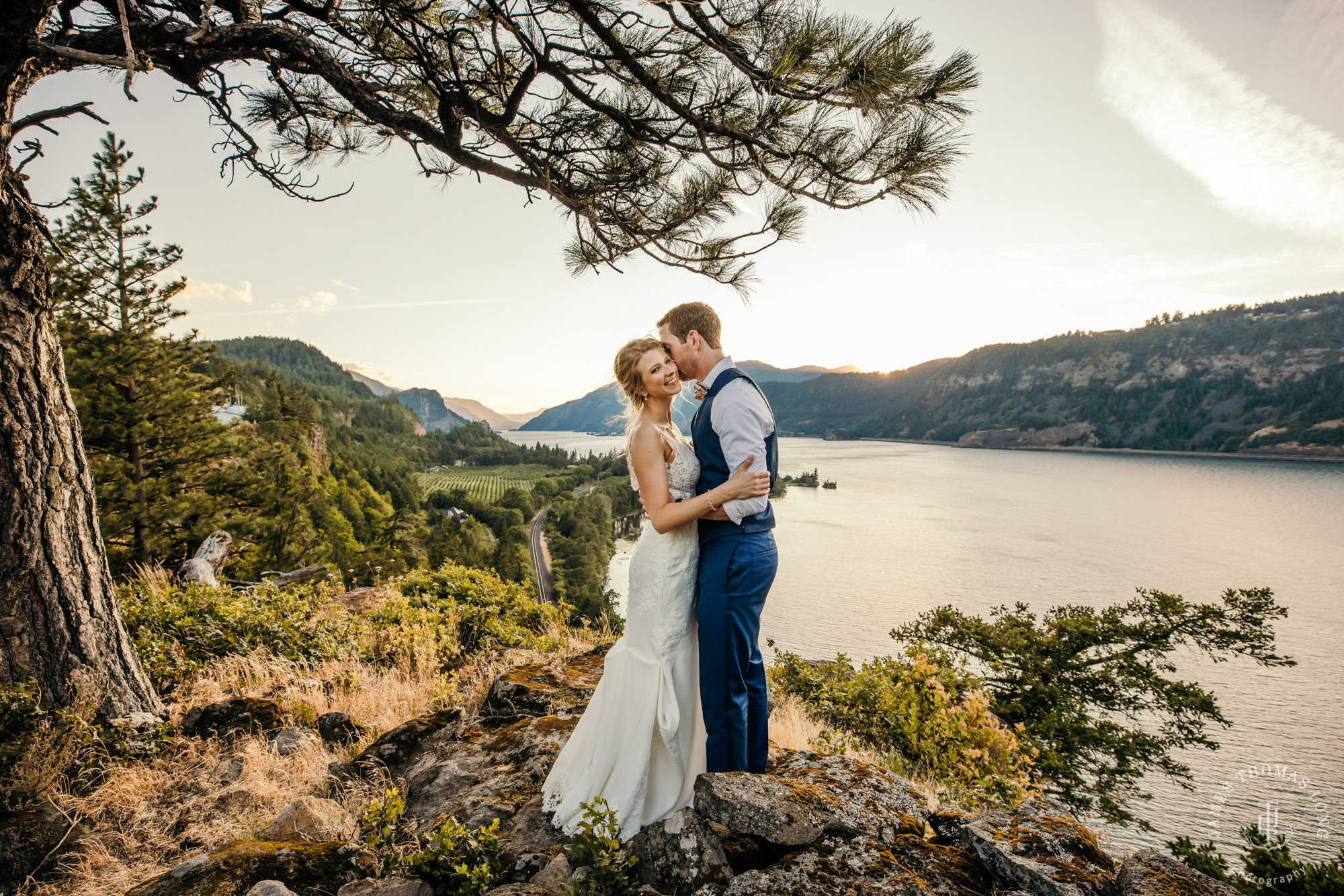 Griffin House, Hood River OR wedding by Snoqualmie wedding photographer James Thomas Long Photography