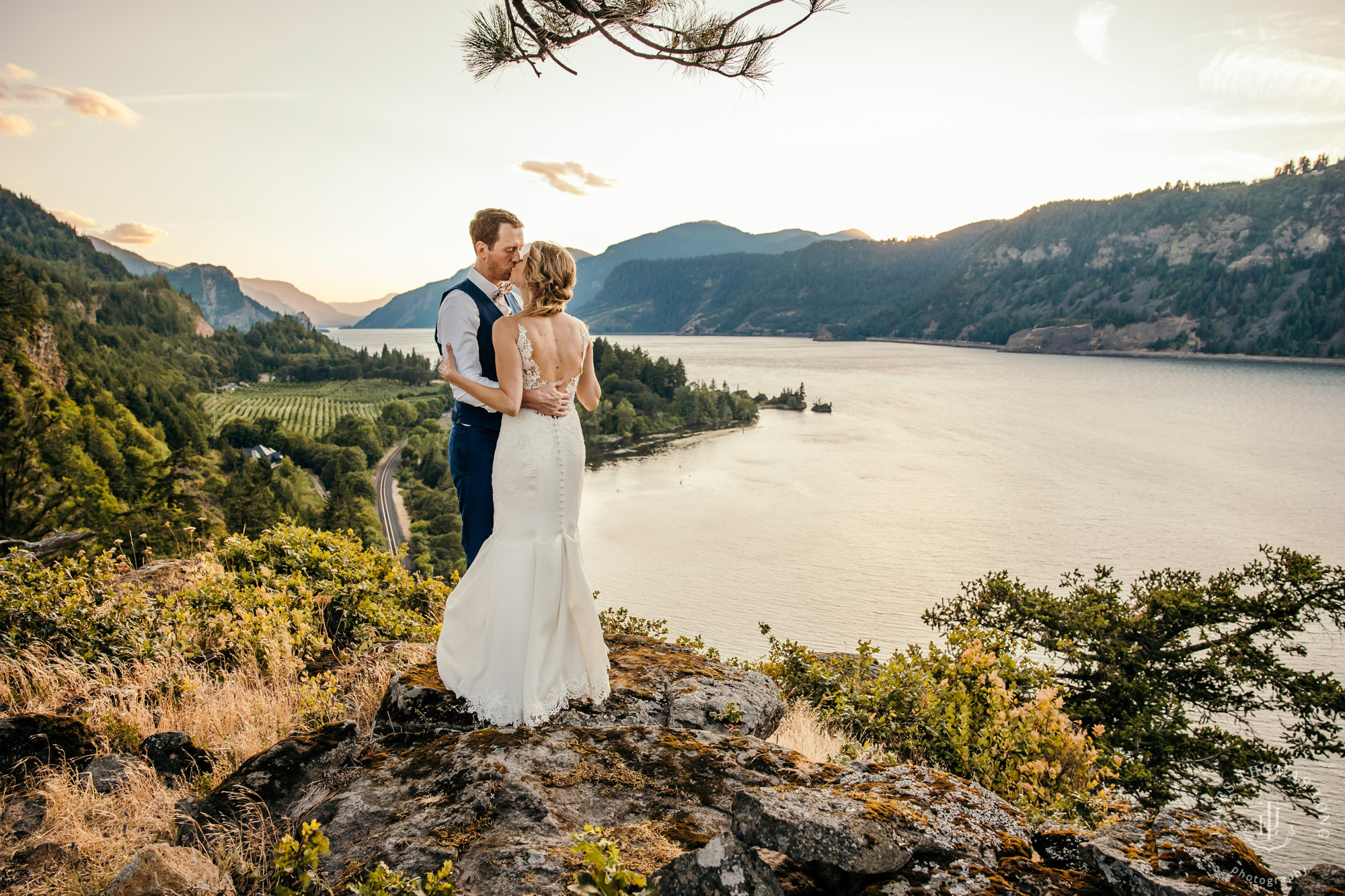 Griffin House, Hood River OR wedding by Snoqualmie wedding photographer James Thomas Long Photography