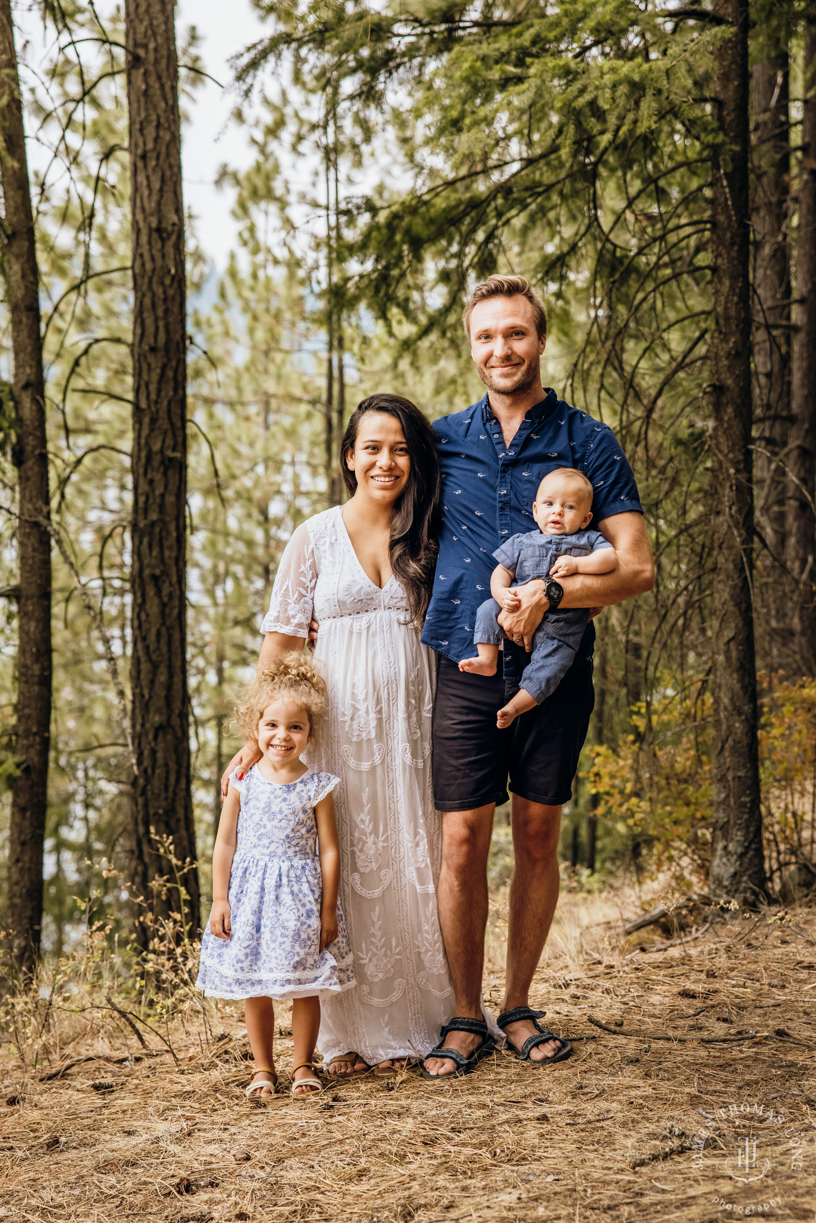 Large family photography session by Snoqualmie Family Photographer James Thomas Long Photography