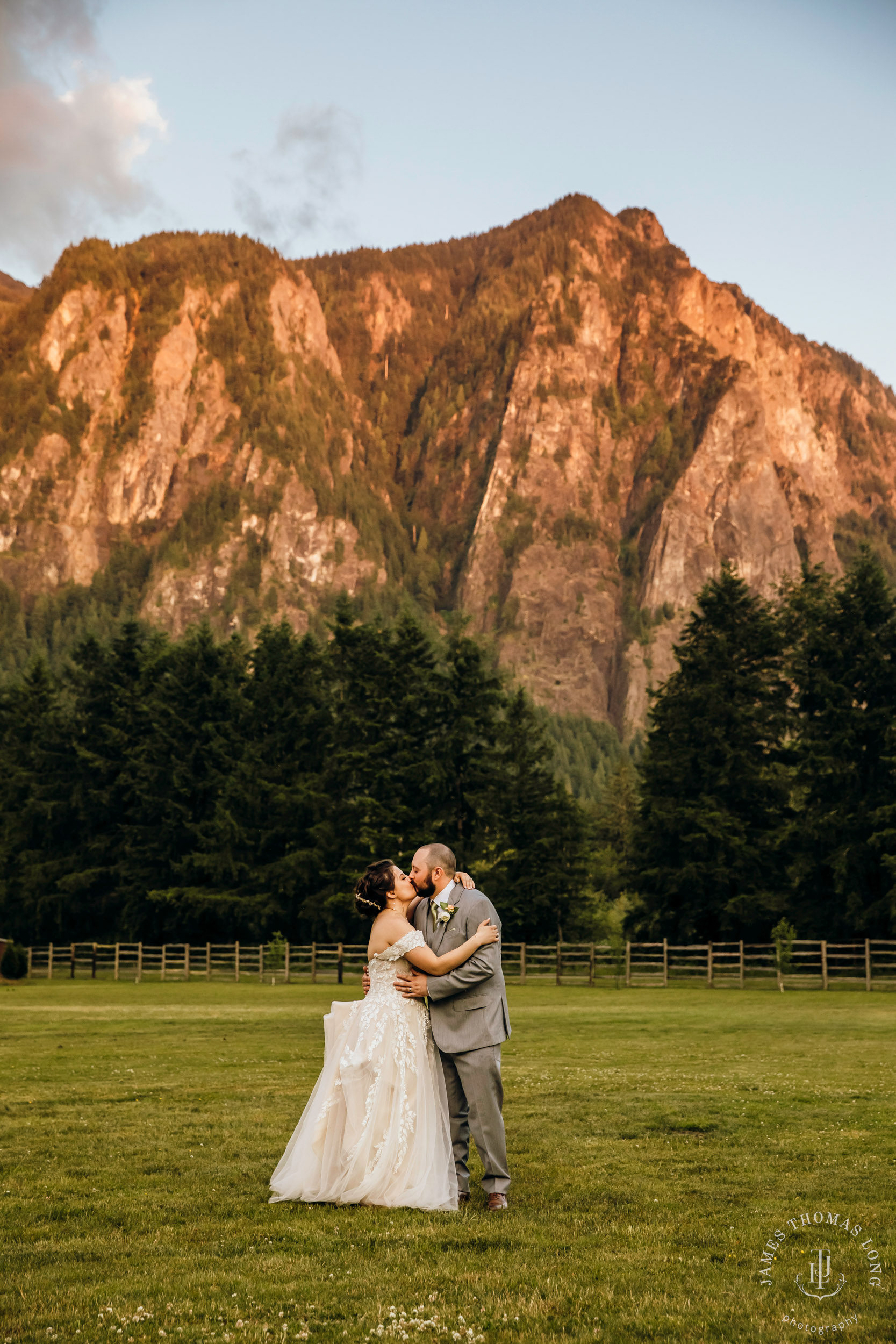 North Fork Farm Snoqualmie wedding by Snoqualmie wedding photographer James Thomas Long Photography