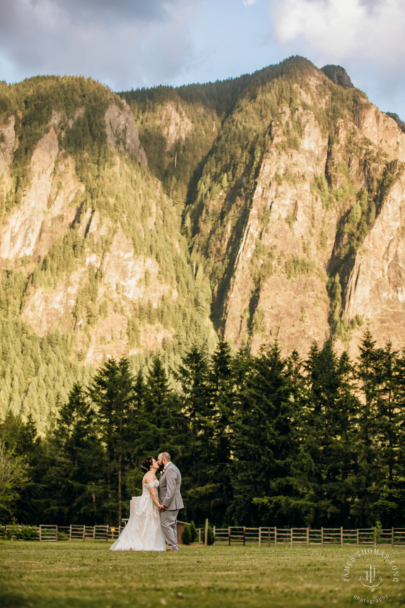 North Fork Farm Snoqualmie wedding by Snoqualmie wedding photographer James Thomas Long Photography