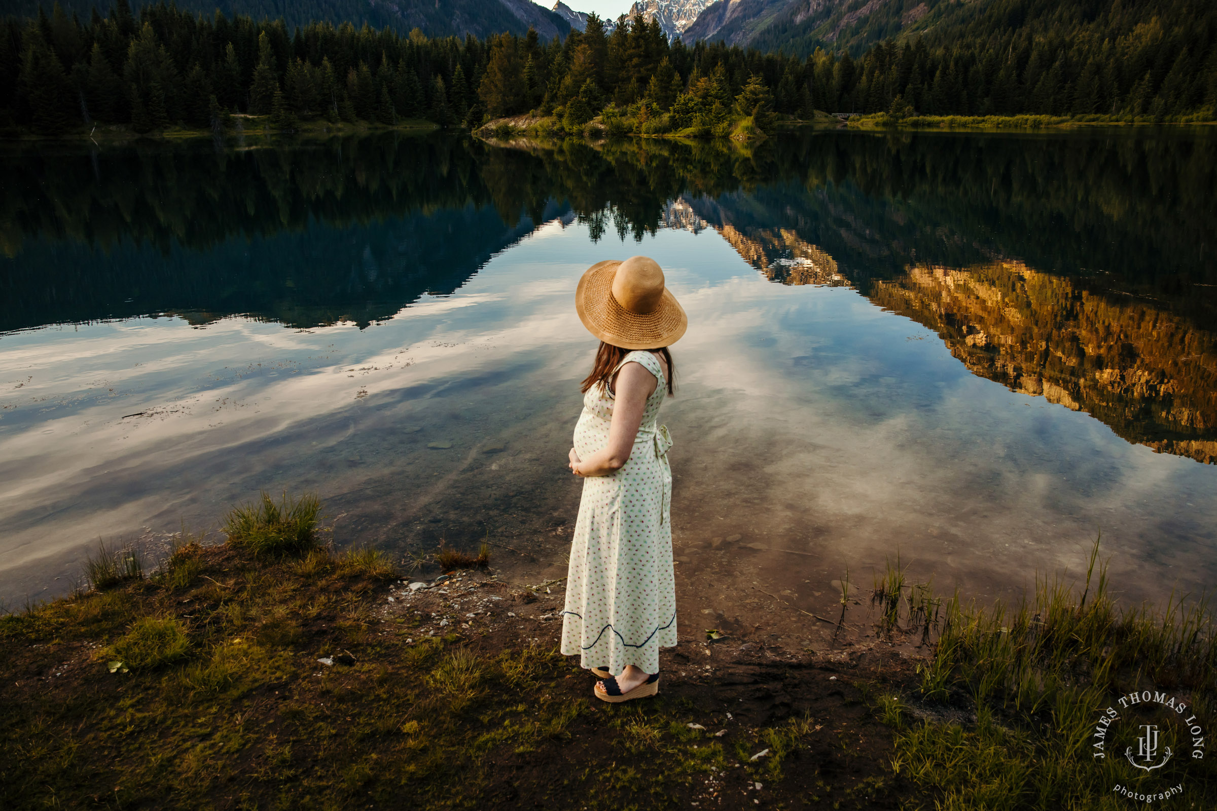 Cascade Mountain maternity session by Snoqualmie maternity photographer James Thomas Long Photography