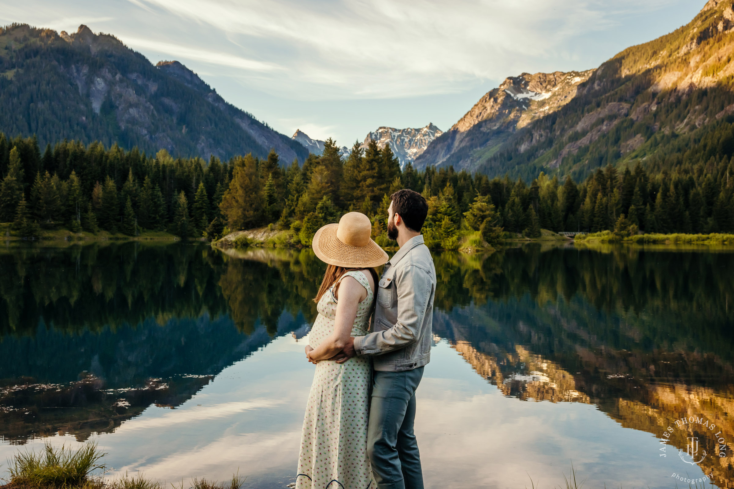 Cascade Mountain maternity session by Snoqualmie maternity photographer James Thomas Long Photography