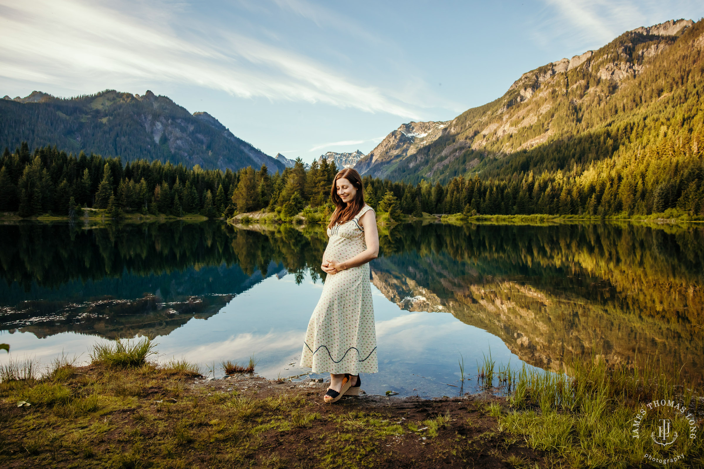 Cascade Mountain maternity session by Snoqualmie maternity photographer James Thomas Long Photography