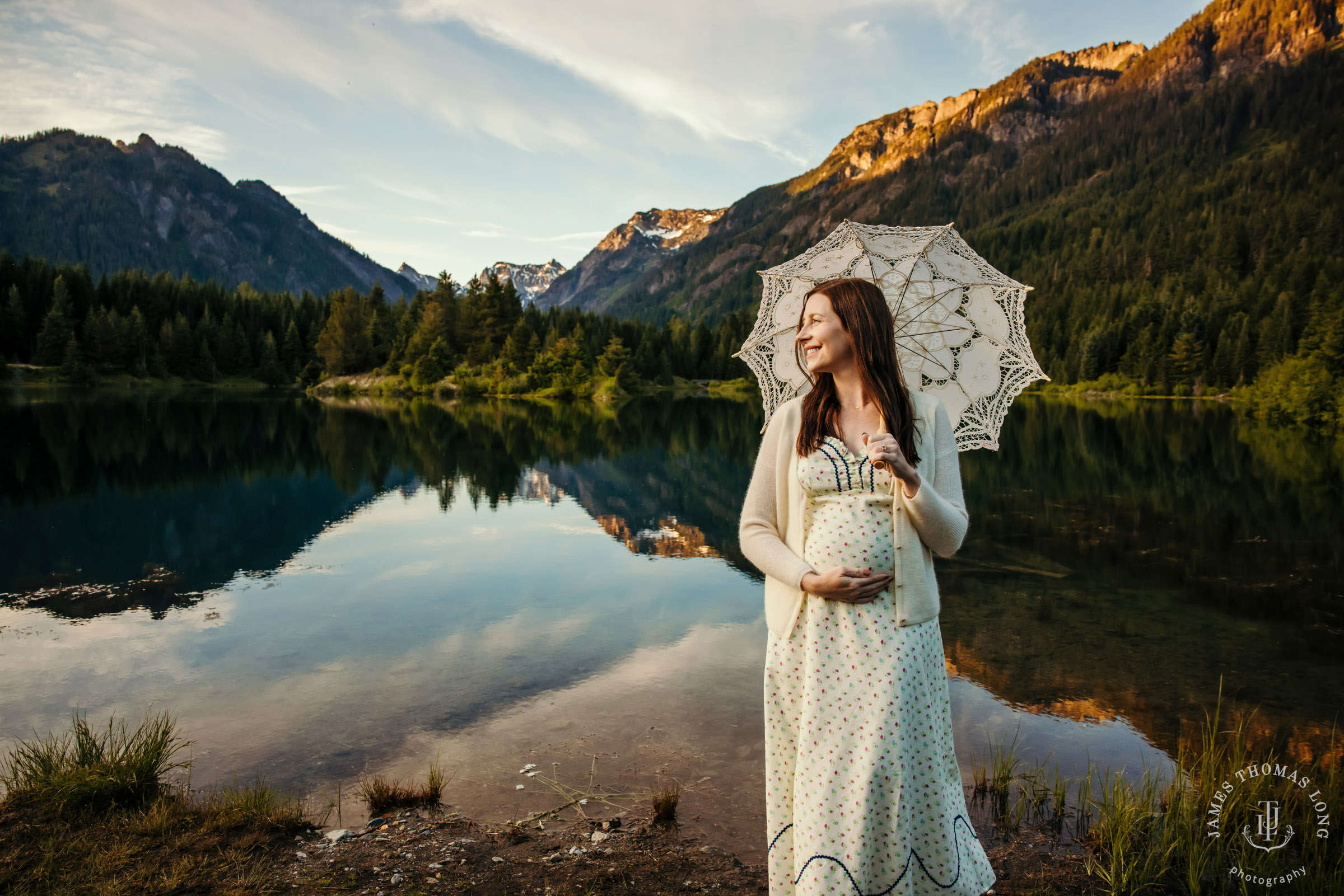 Cascade Mountain maternity session by Snoqualmie maternity photographer James Thomas Long Photography