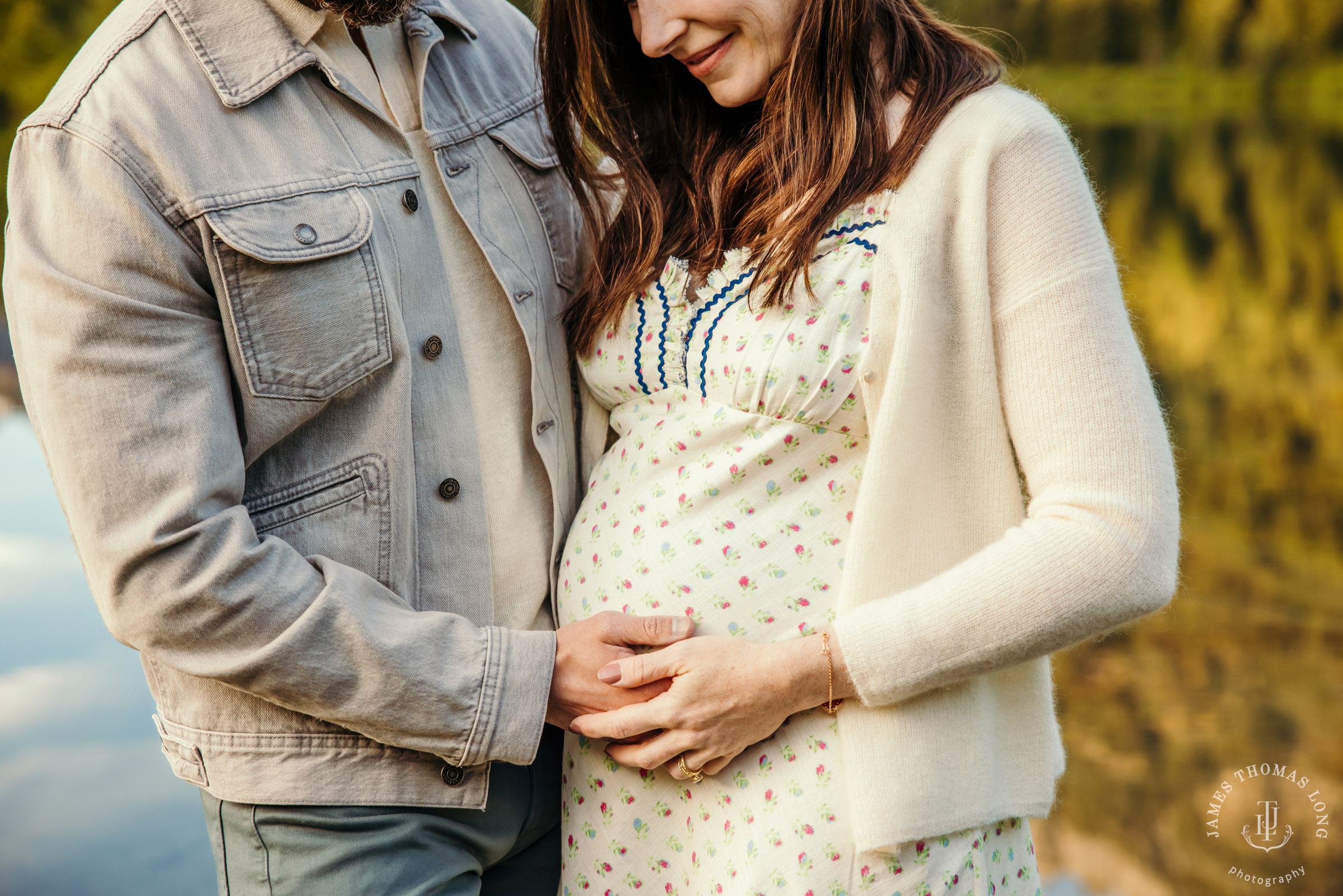 Cascade Mountain maternity session by Snoqualmie maternity photographer James Thomas Long Photography