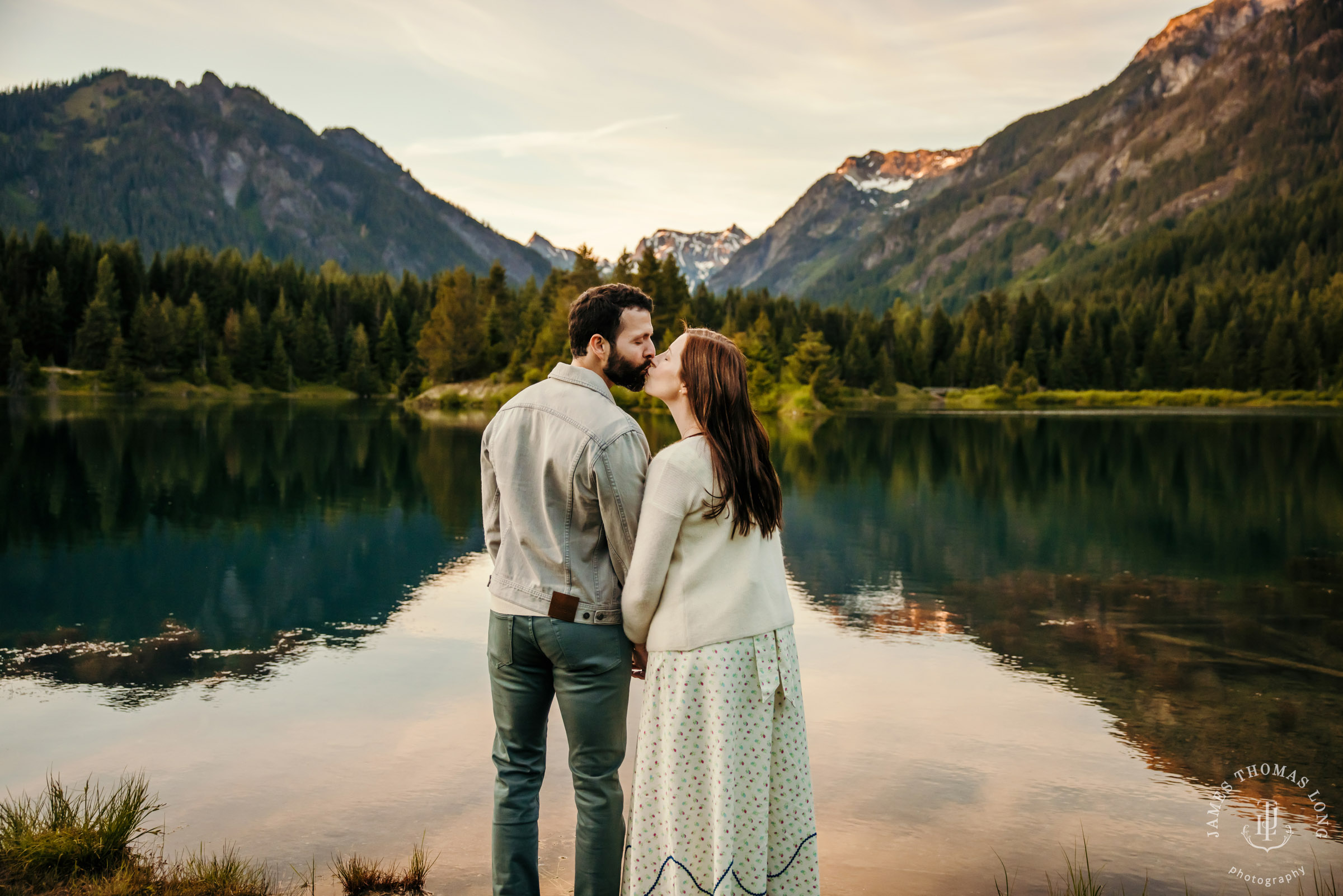 Cascade Mountain maternity session by Snoqualmie maternity photographer James Thomas Long Photography