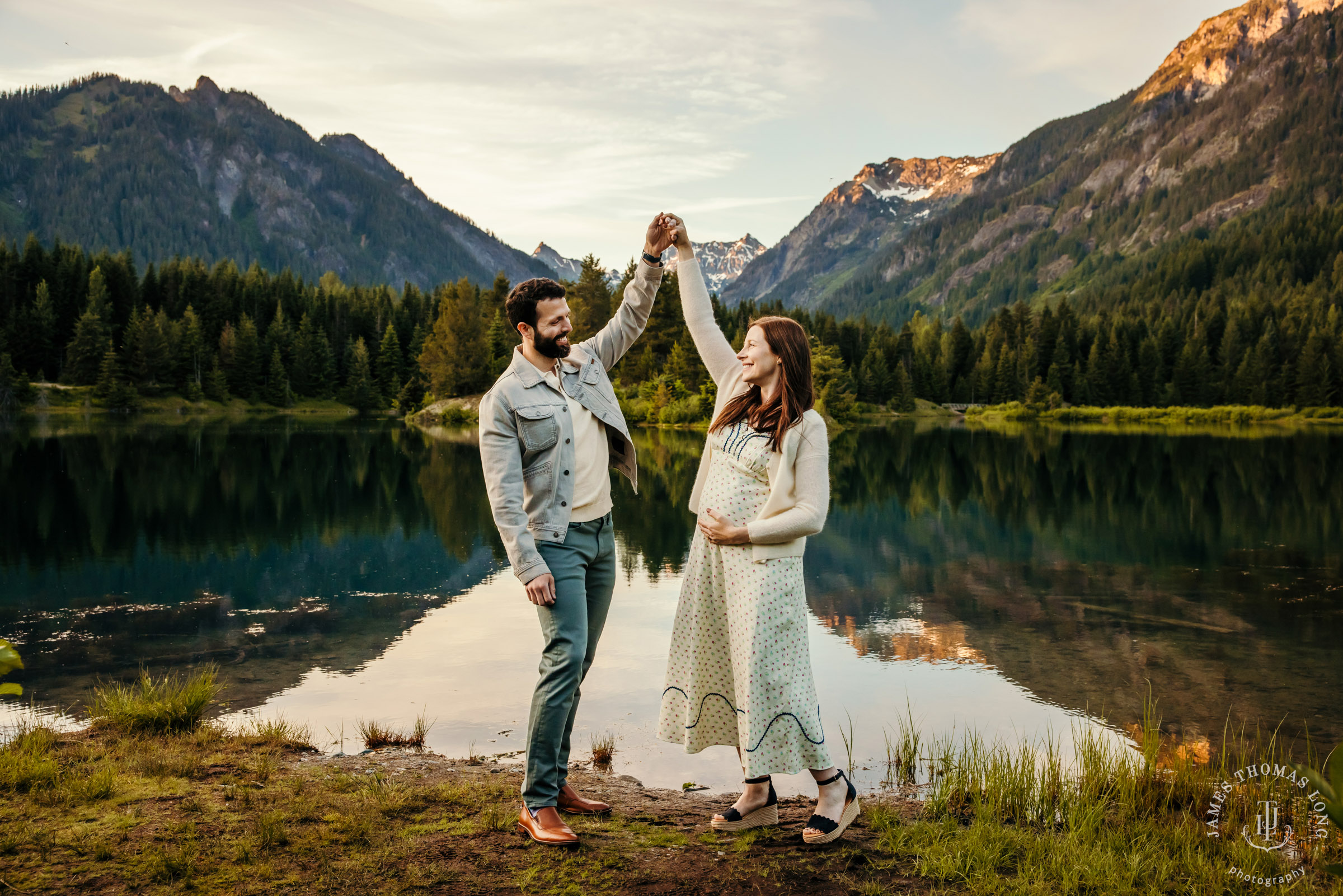 Cascade Mountain maternity session by Snoqualmie maternity photographer James Thomas Long Photography