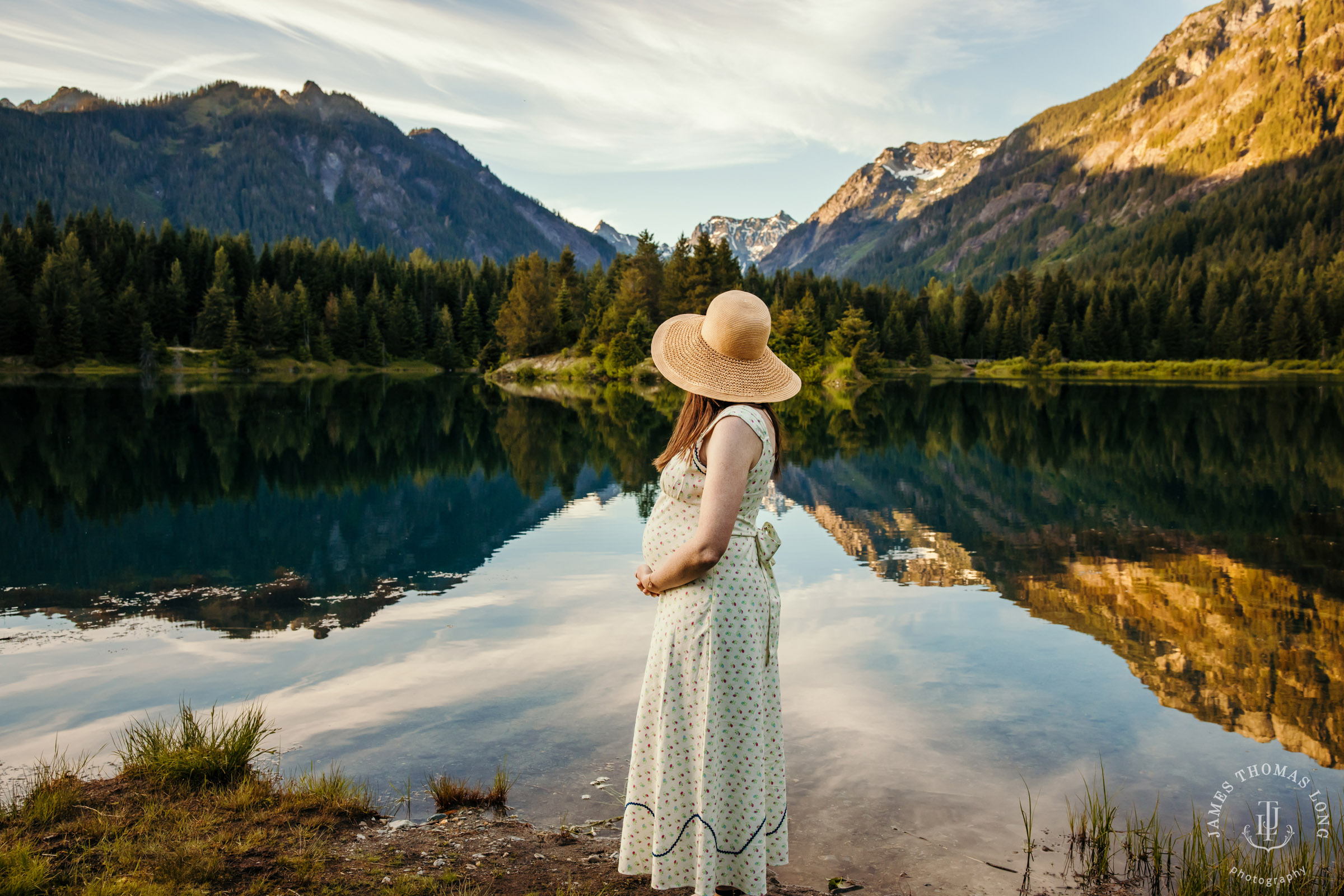 Cascade Mountain maternity session by Snoqualmie maternity photographer James Thomas Long Photography