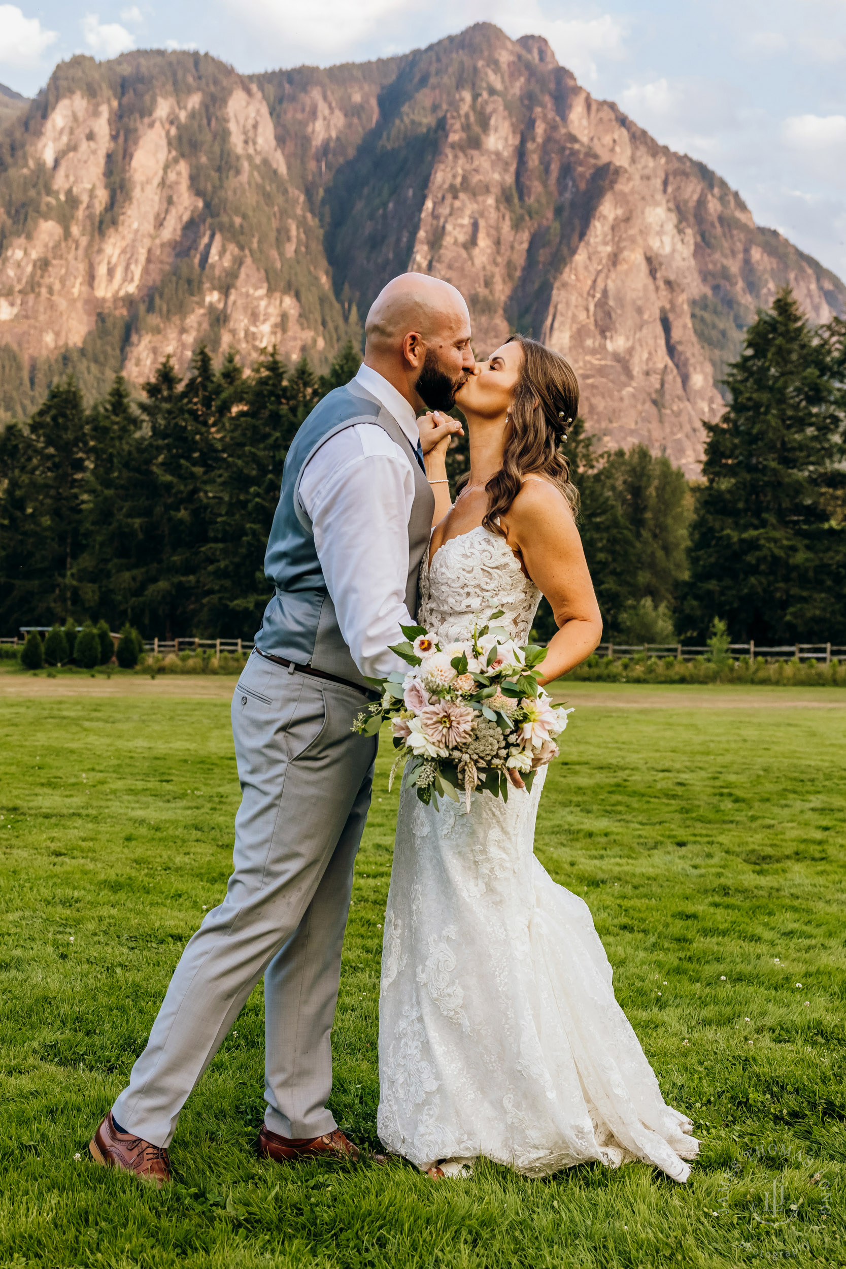 North Fork Farm Snoqualmie wedding by Snoqualmie wedding photographer James Thomas Long Photography