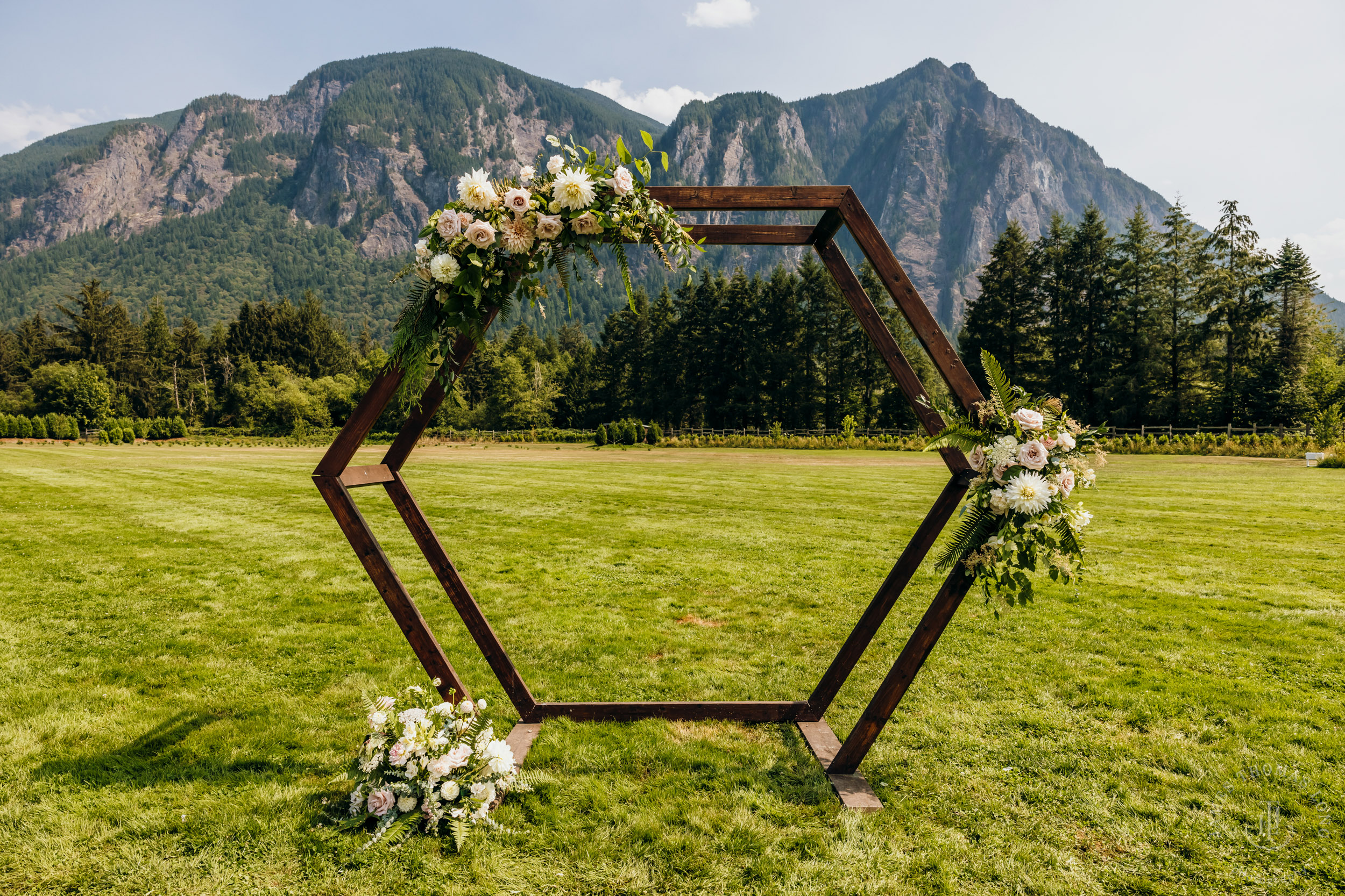 North Fork Farm Snoqualmie wedding by Snoqualmie wedding photographer James Thomas Long Photography