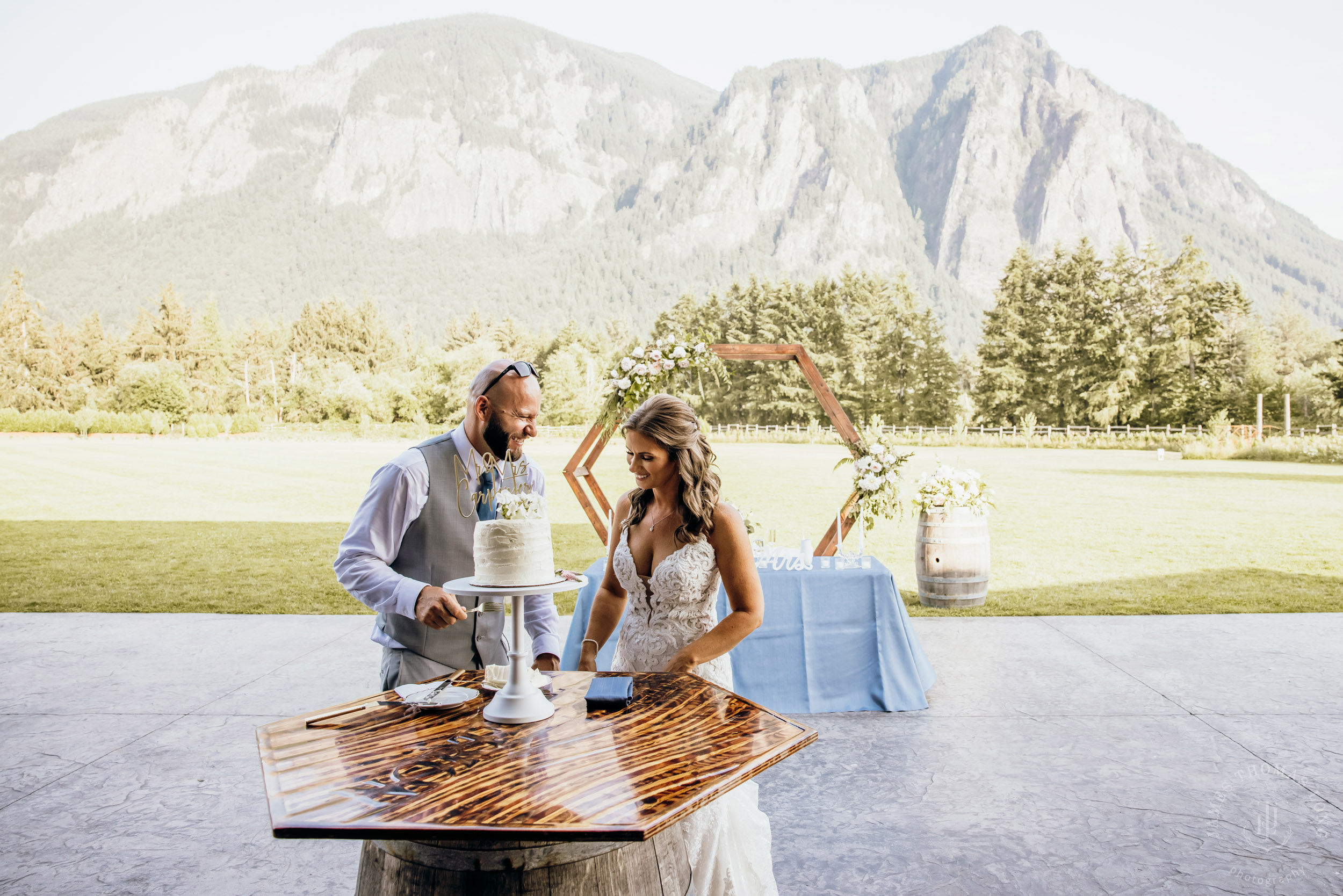 North Fork Farm Snoqualmie wedding by Snoqualmie wedding photographer James Thomas Long Photography